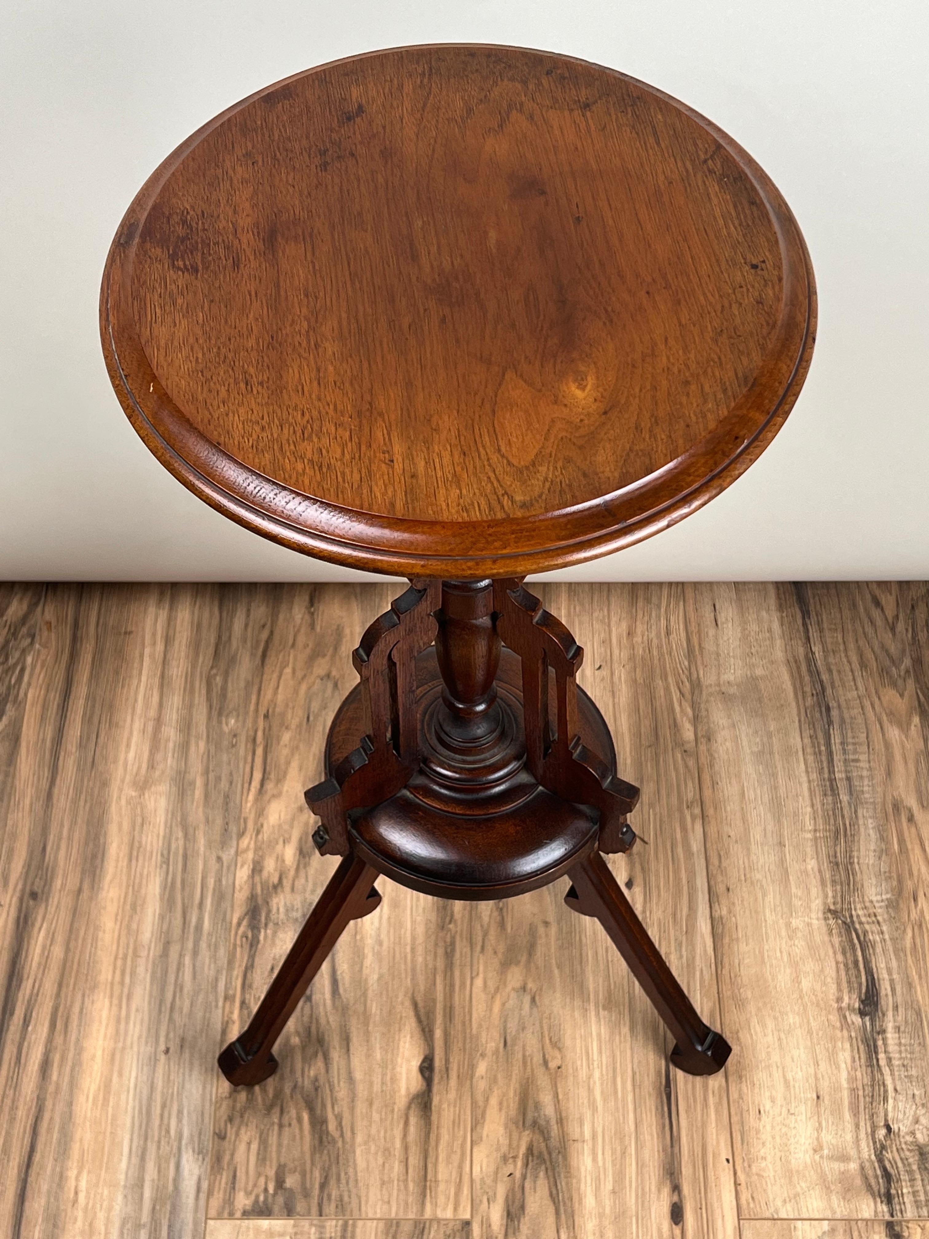 Antico portacandele vittoriano in legno di noce C.C. Fine del XIX secolo in vendita 1