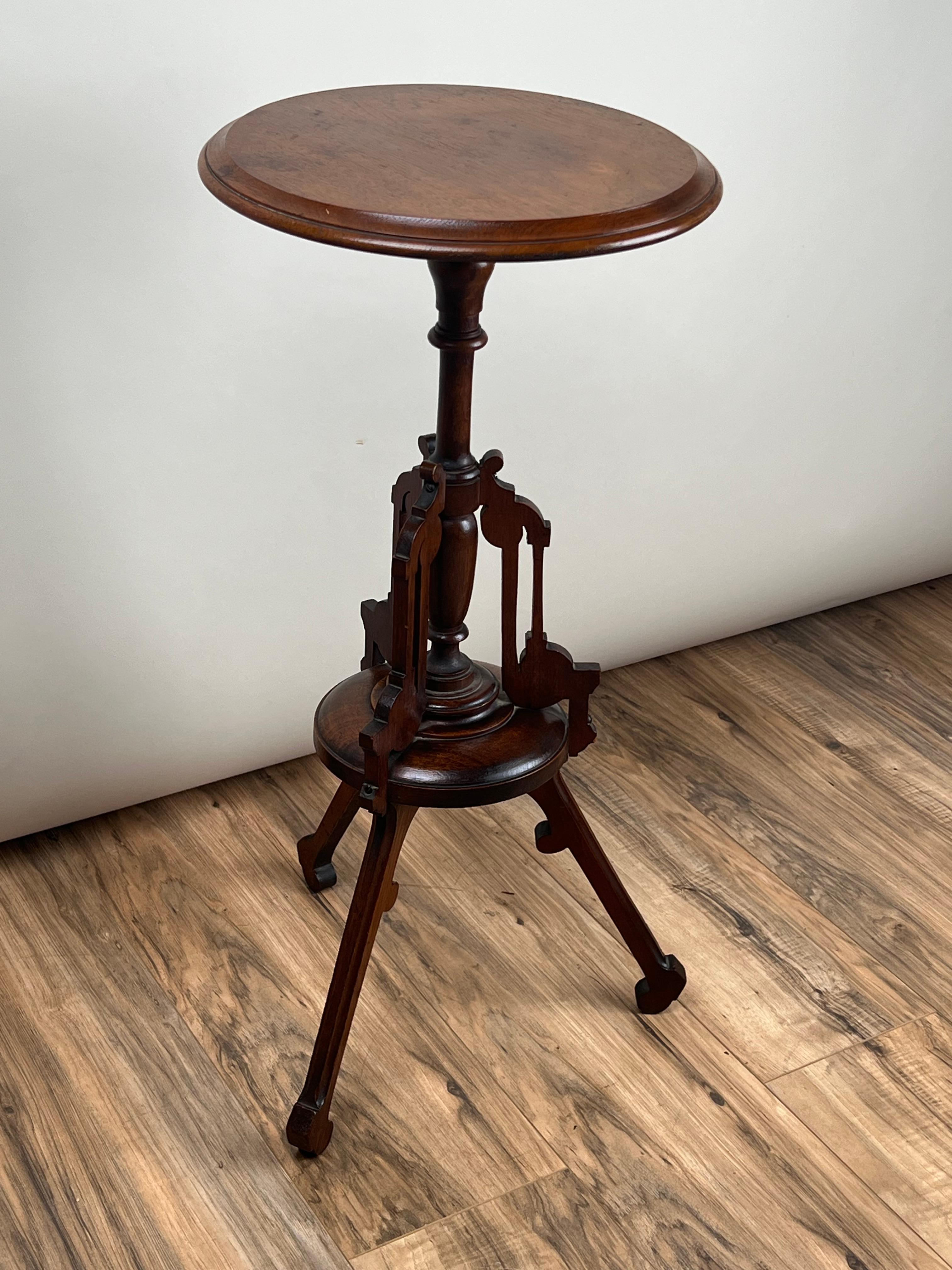 Antico portacandele vittoriano in legno di noce C.C. Fine del XIX secolo in vendita 3