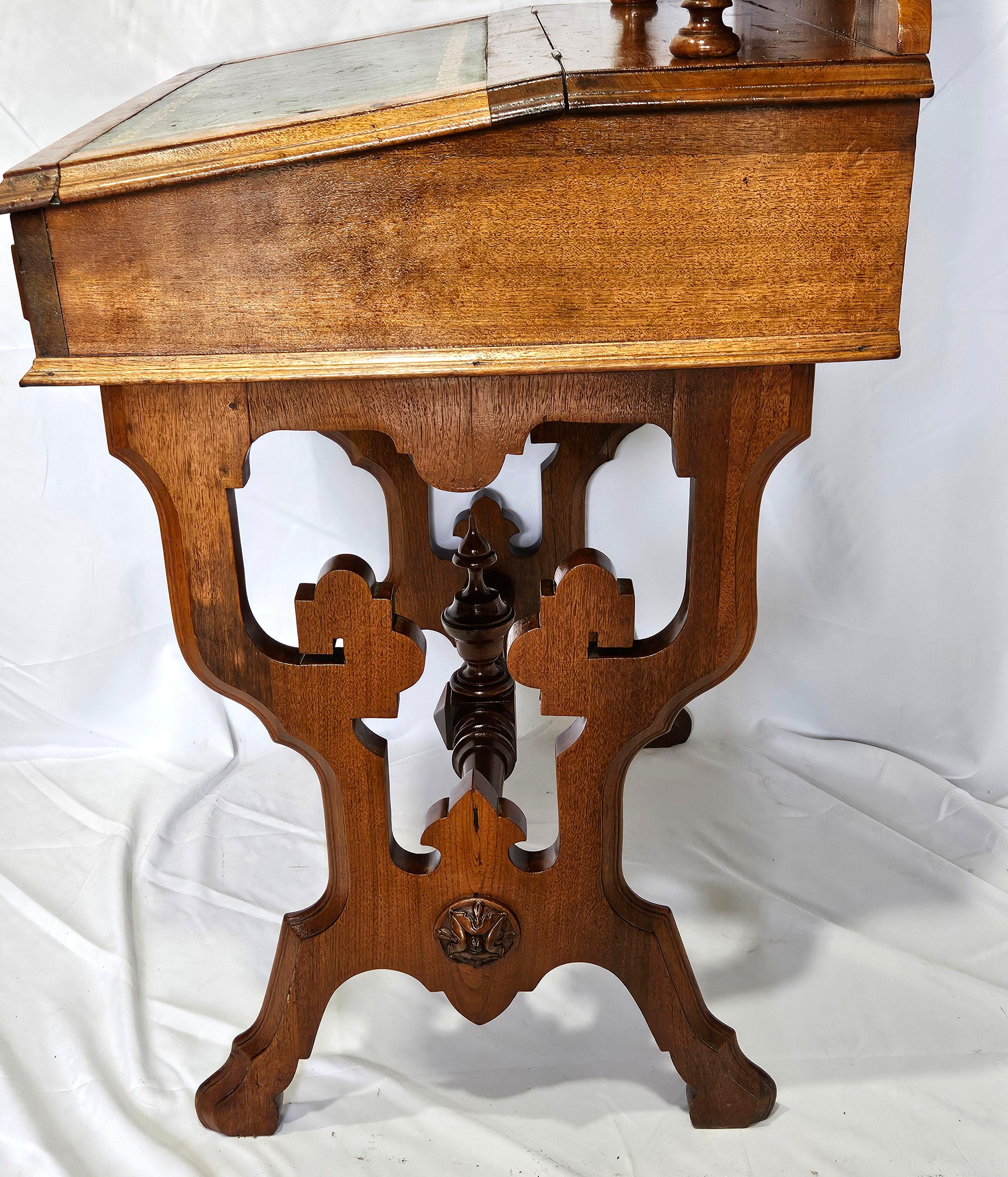 Escritorio antiguo victoriano de nogal en venta 11