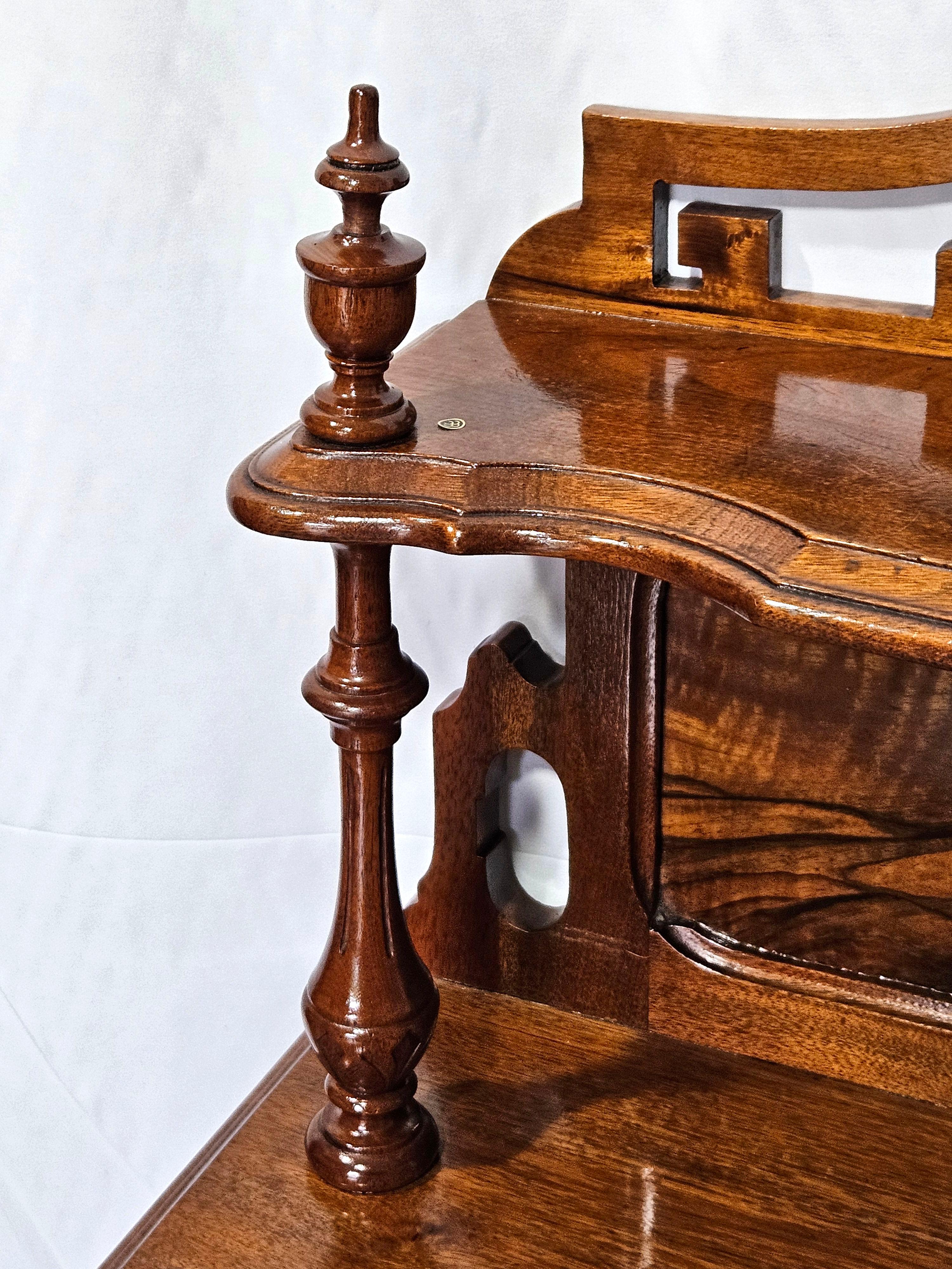 Escritorio antiguo victoriano de nogal Madera en venta