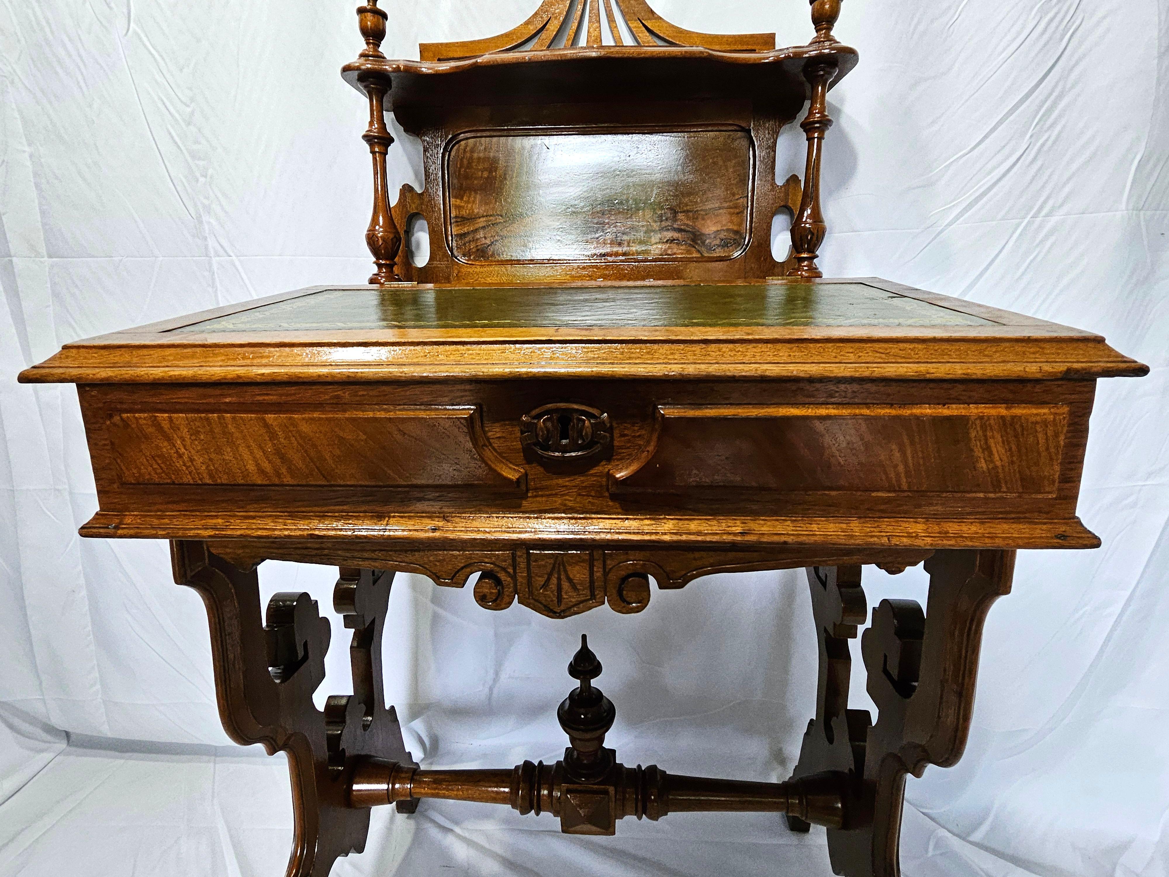 Escritorio antiguo victoriano de nogal en venta 1