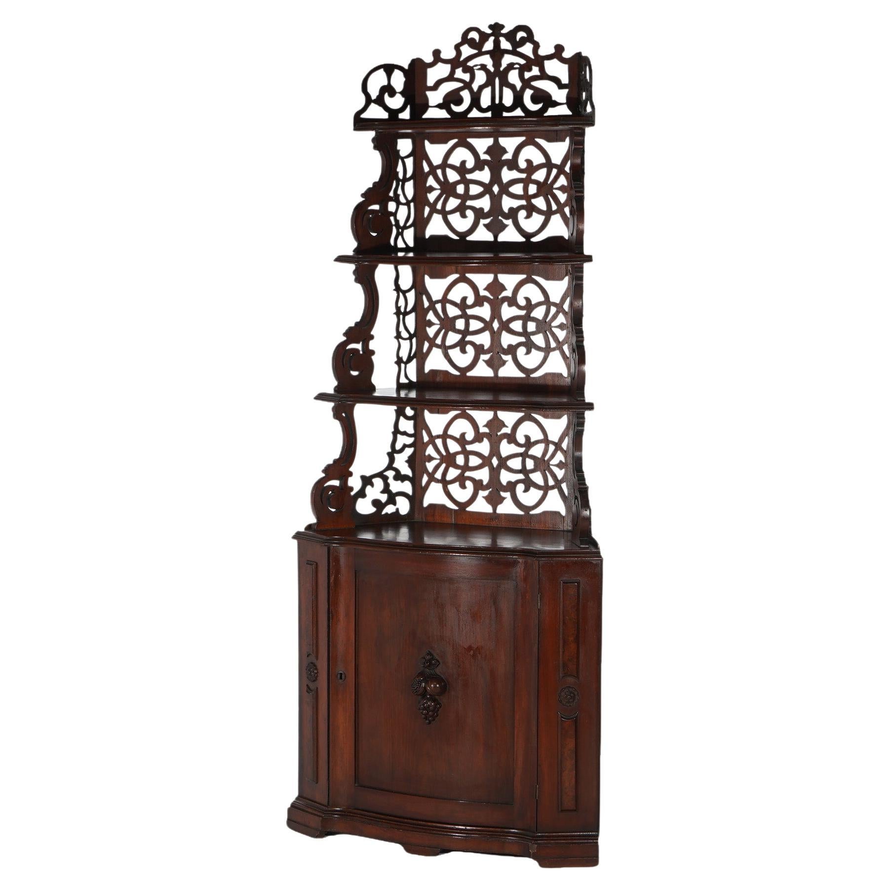Antigua estantería victoriana de palisandro con estantes tallados reticulados y graduados