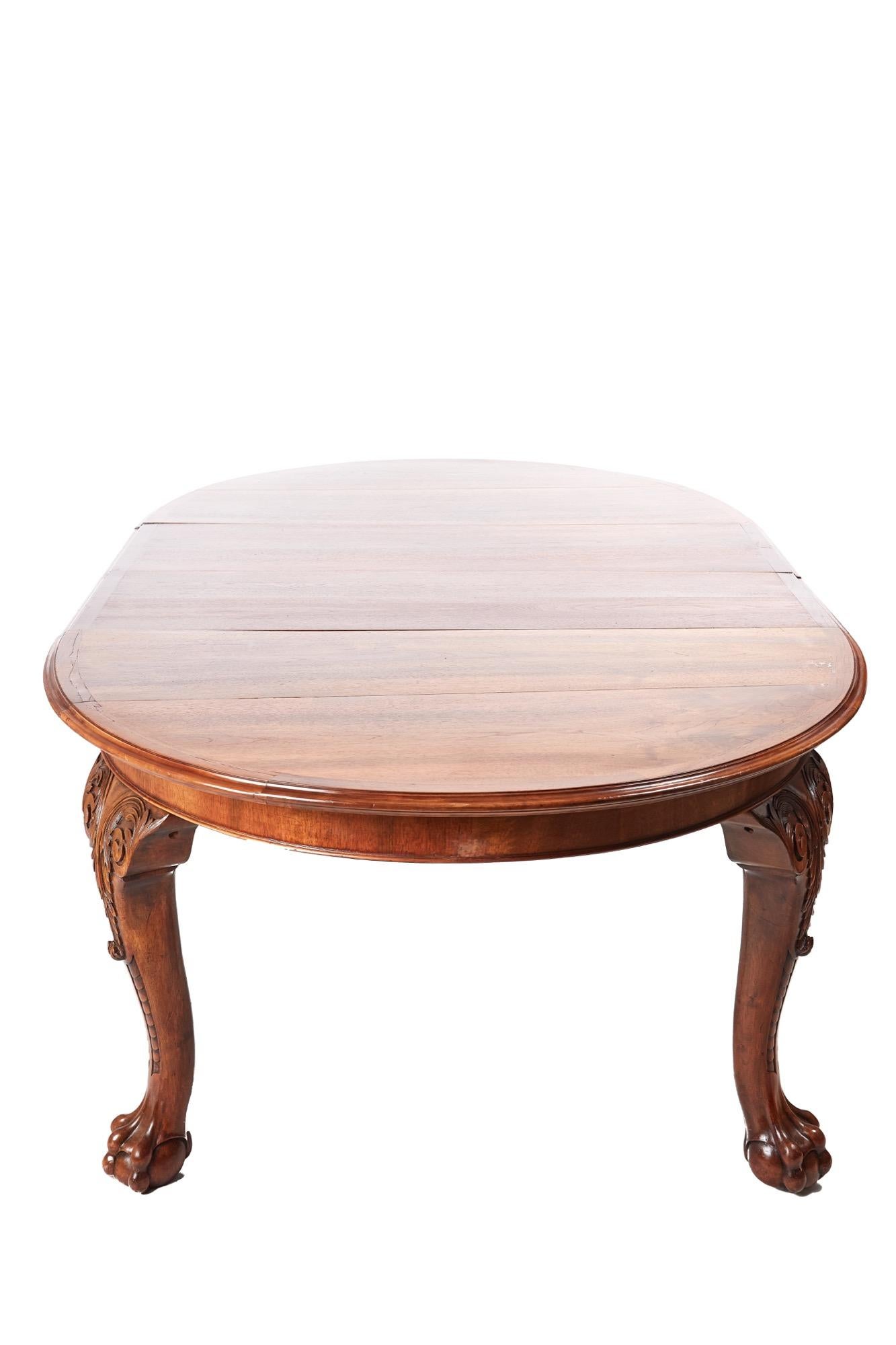 This is a fantastic 19th century Victorian antique walnut extending dining table with a splendid walnut cross-banded top having a moulded edge. It has two large extra leaves and features a winding mechanism with original winding handle. It stands on