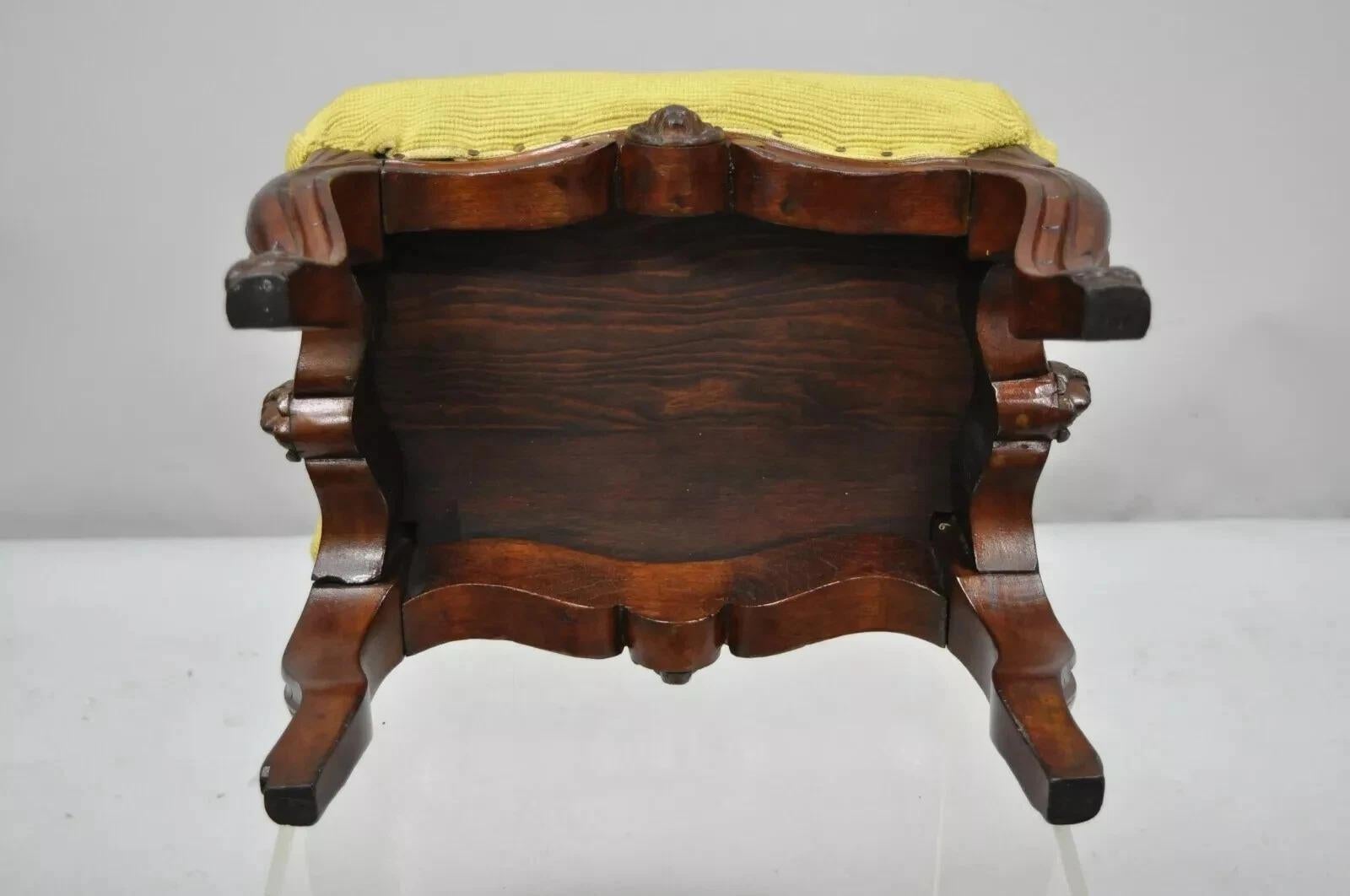 Antique Victorian Walnut Figural Lion Female Face Needlepoint Footstool Ottoman en vente 3