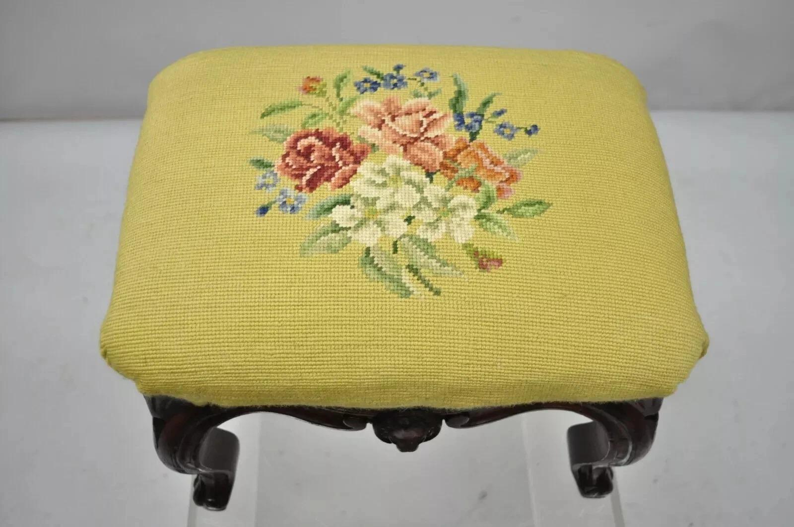 Antique Victorian Walnut Figural Lion Female Face Needlepoint Footstool Ottoman Bon état - En vente à Philadelphia, PA