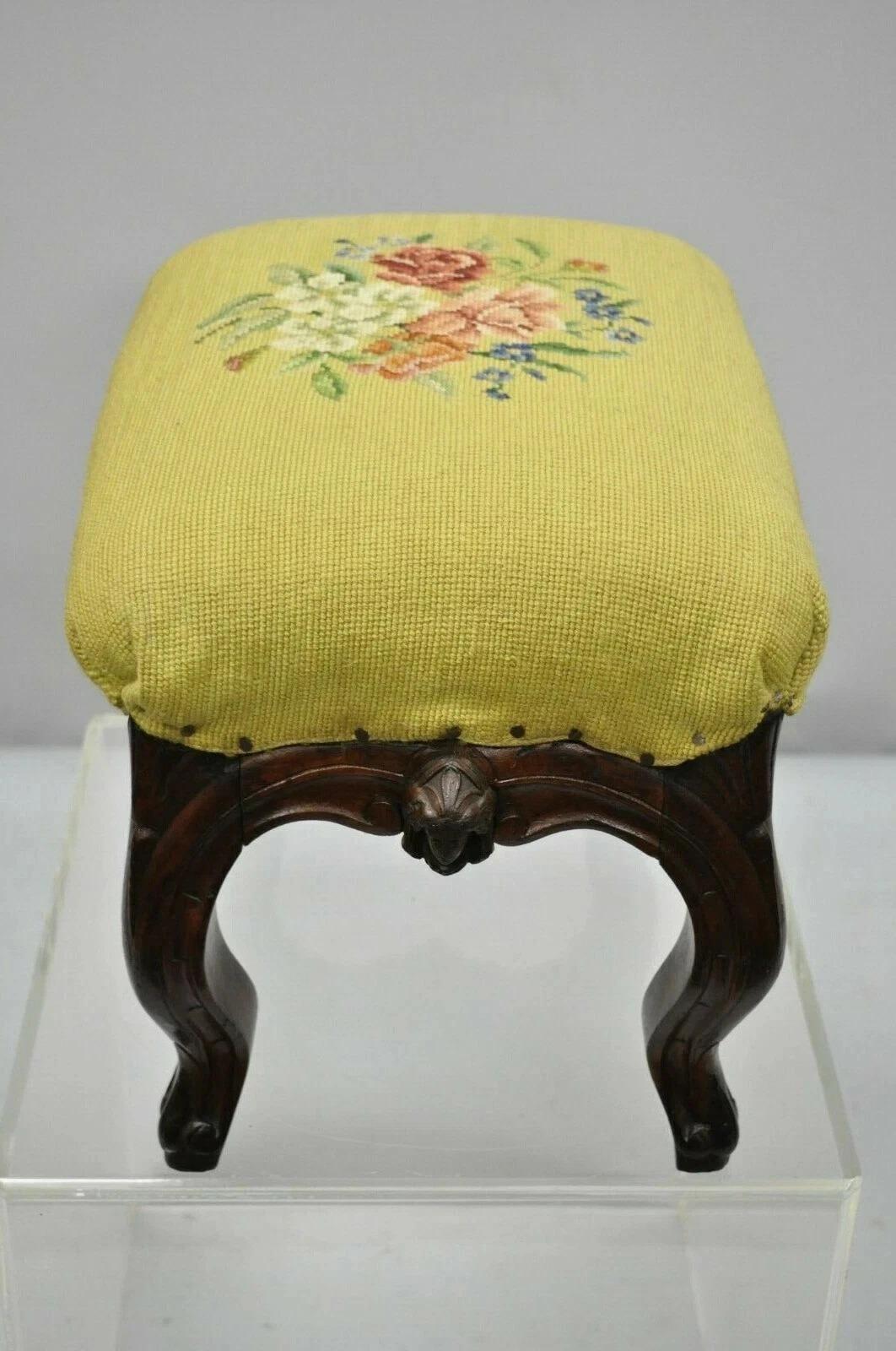Antique Victorian Walnut Figural Lion Female Face Needlepoint Footstool Ottoman en vente 1