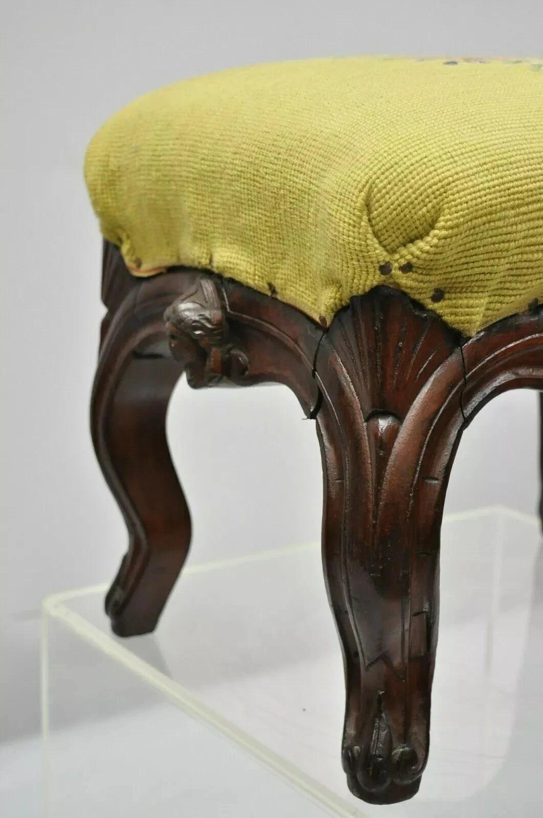 Antique Victorian Walnut Figural Lion Female Face Needlepoint Footstool Ottoman en vente 2