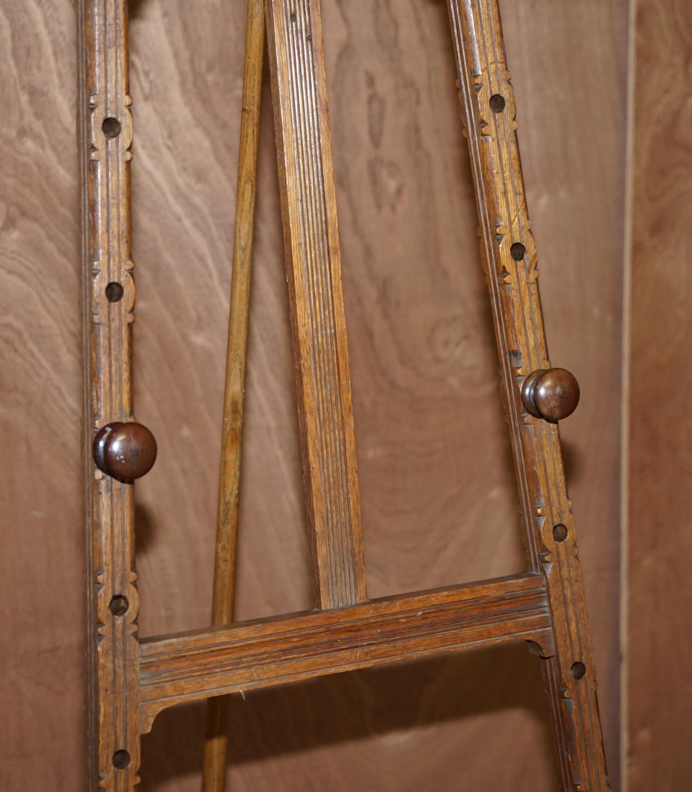easels for displaying paintings
