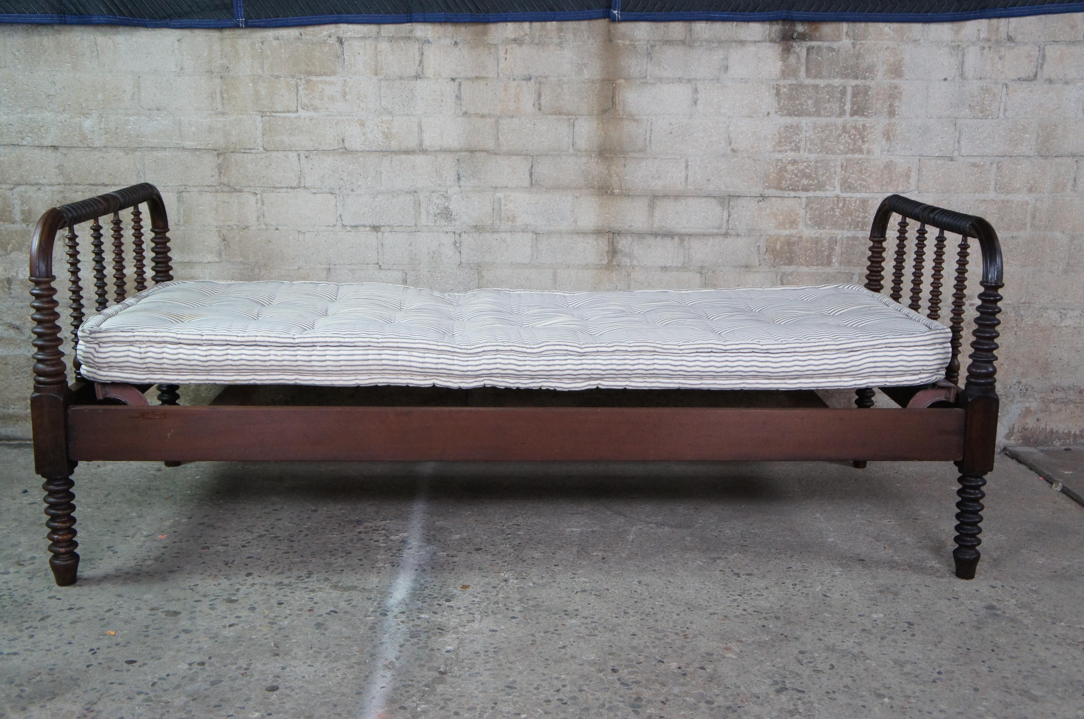 Antique Victorian Walnut Jenny Lind Spool Bed Youth American Country Spindle In Good Condition In Dayton, OH