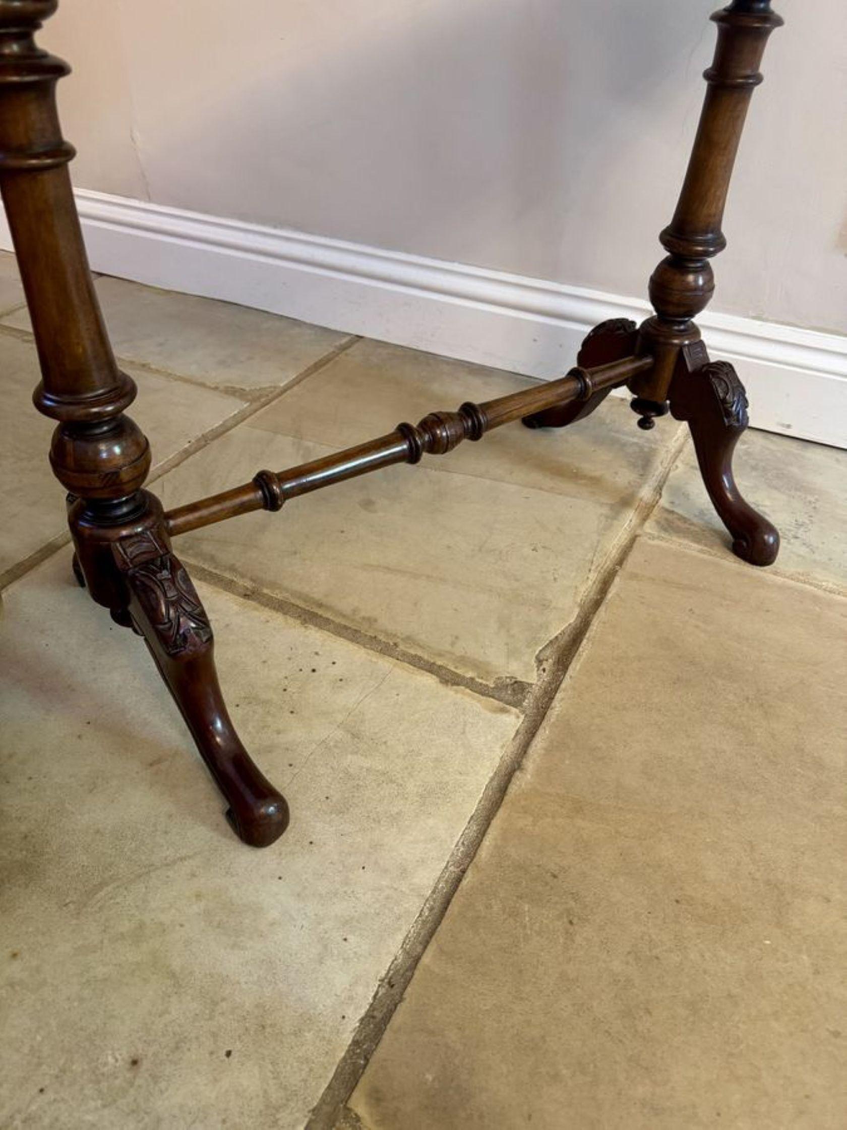 Antique Victorian walnut lamp table In Good Condition For Sale In Ipswich, GB