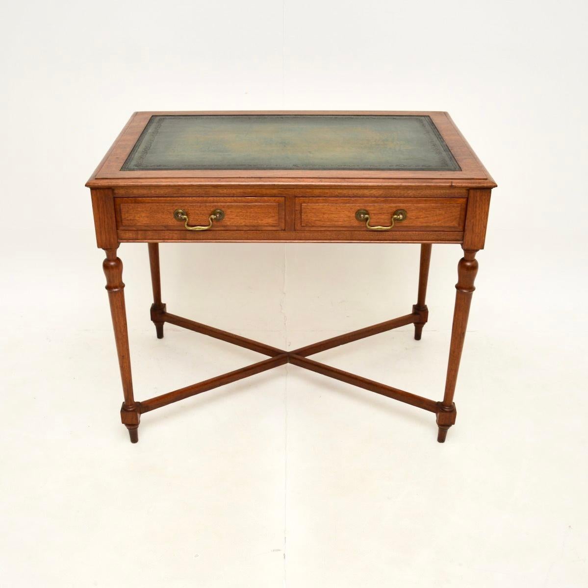 Eine hervorragende antike viktorianische Nussbaum Lederplatte Schreibtisch / Schreibtisch. Sie wurde in England hergestellt und stammt aus der Zeit um 1890-1900.

Es ist von fantastischer Qualität, mit massiver Nussbaum-Konstruktion und einem