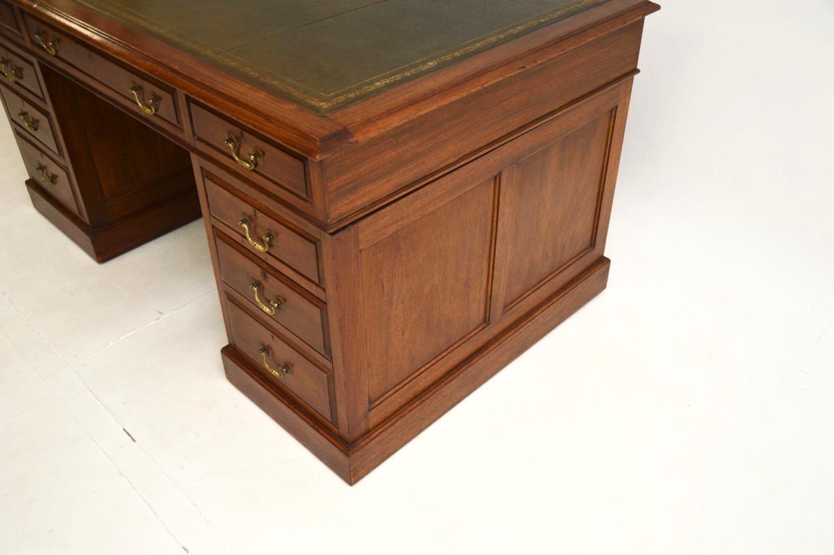 Antike viktorianische Nussbaum Leder oben Pedestal Schreibtisch im Angebot 4