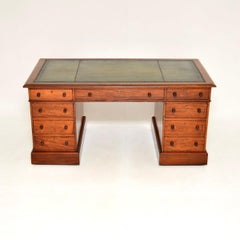Antique bureau victorien en noyer avec dessus en cuir The Pedestal