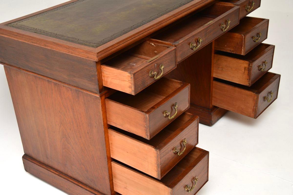 Antique Victorian Walnut Leather Top Pedestal Desk In Good Condition For Sale In London, GB