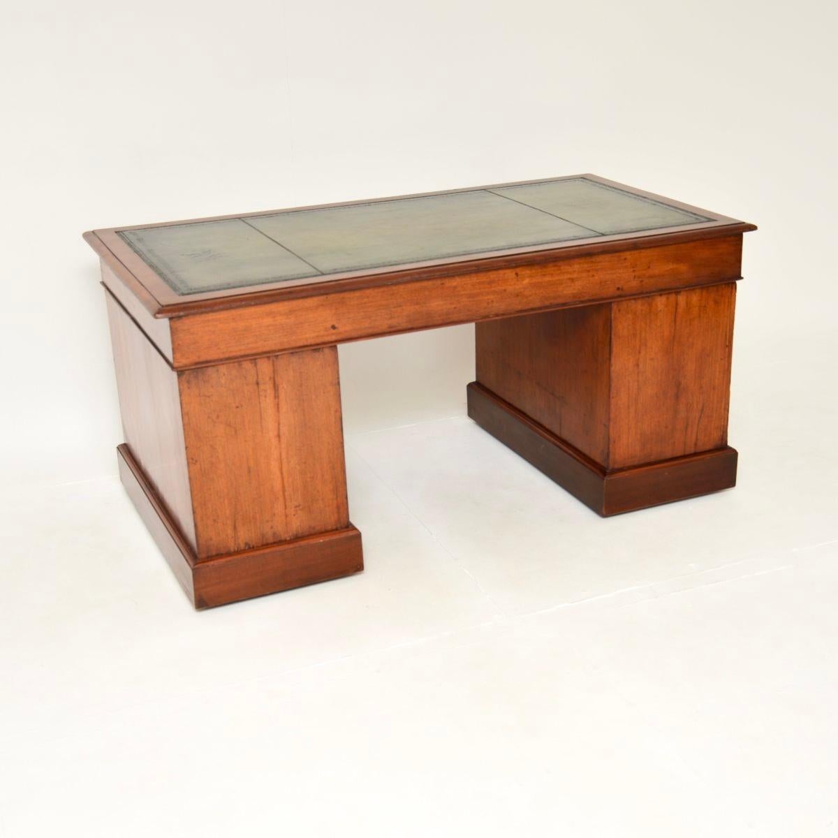 Antique Victorian Walnut Leather Top Pedestal Desk In Good Condition For Sale In London, GB
