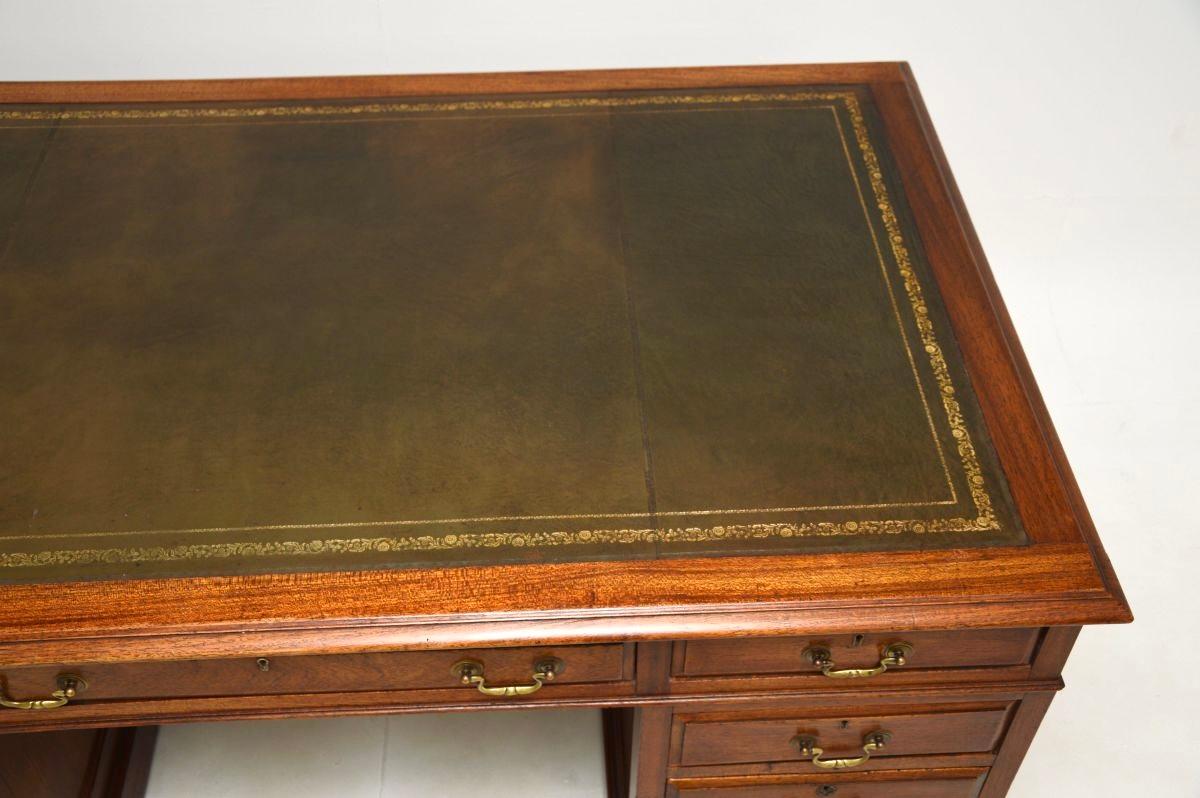 Antike viktorianische Nussbaum Leder oben Pedestal Schreibtisch im Angebot 1