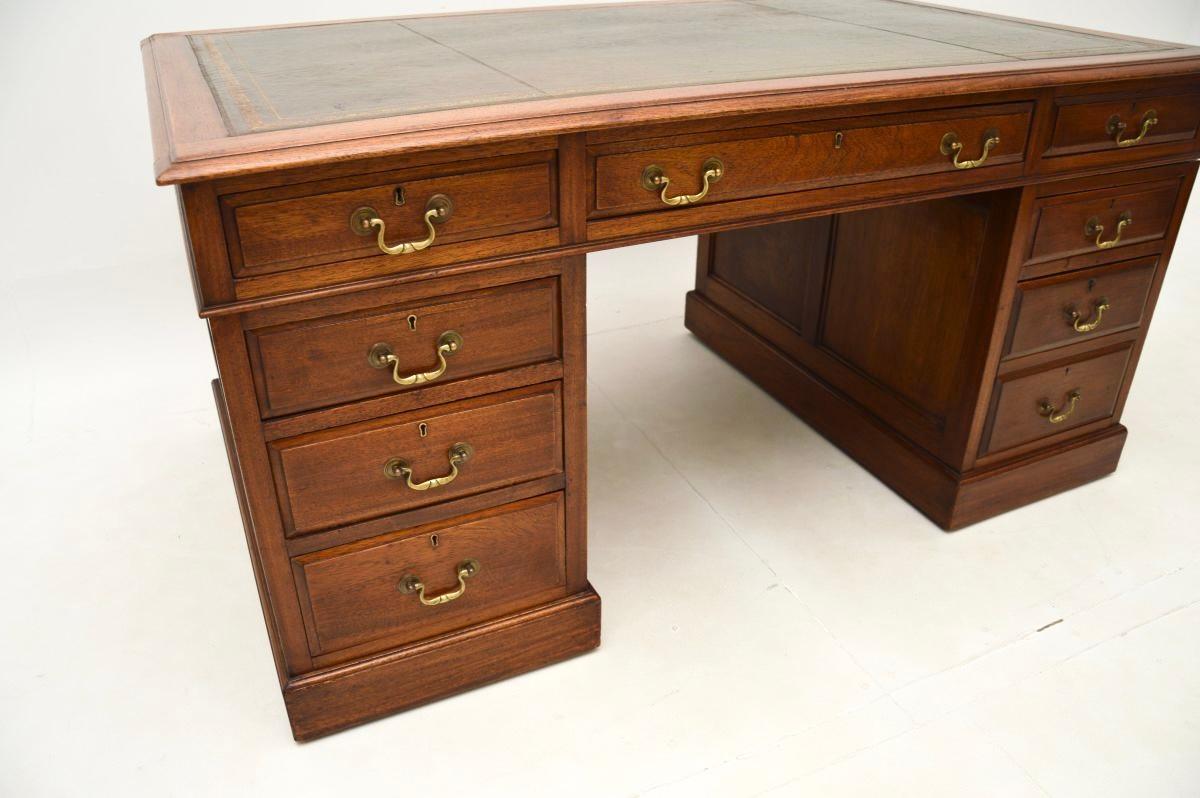 Antike viktorianische Nussbaum Leder oben Pedestal Schreibtisch im Angebot 2