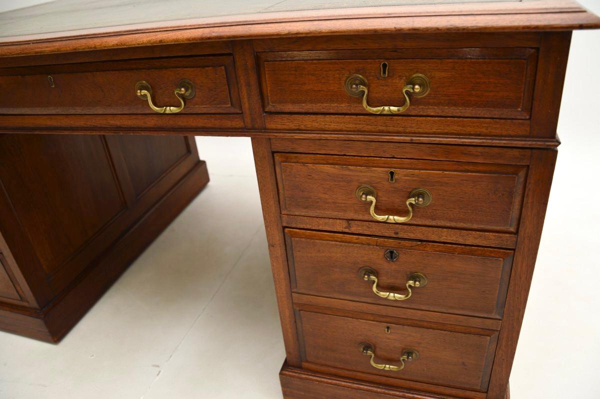 Antike viktorianische Nussbaum Leder oben Pedestal Schreibtisch im Angebot 3