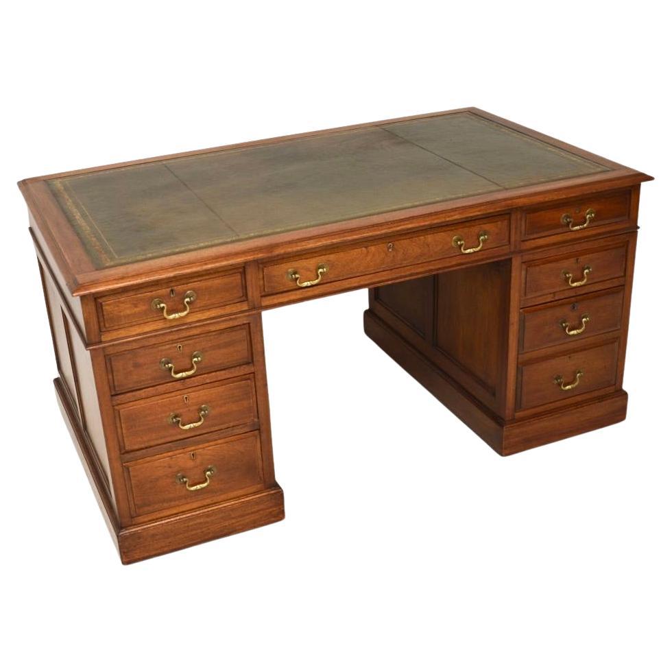 Escritorio Victoriano Antiguo con Pedestal y Tapa de Cuero de Nogal