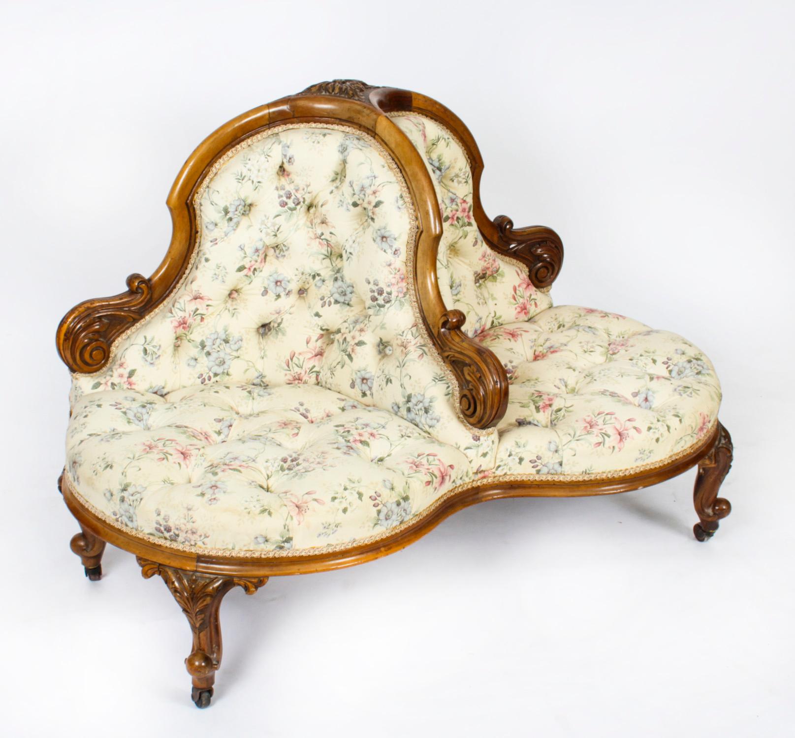 This is a fantastic English antique Victorian walnut love seat, 