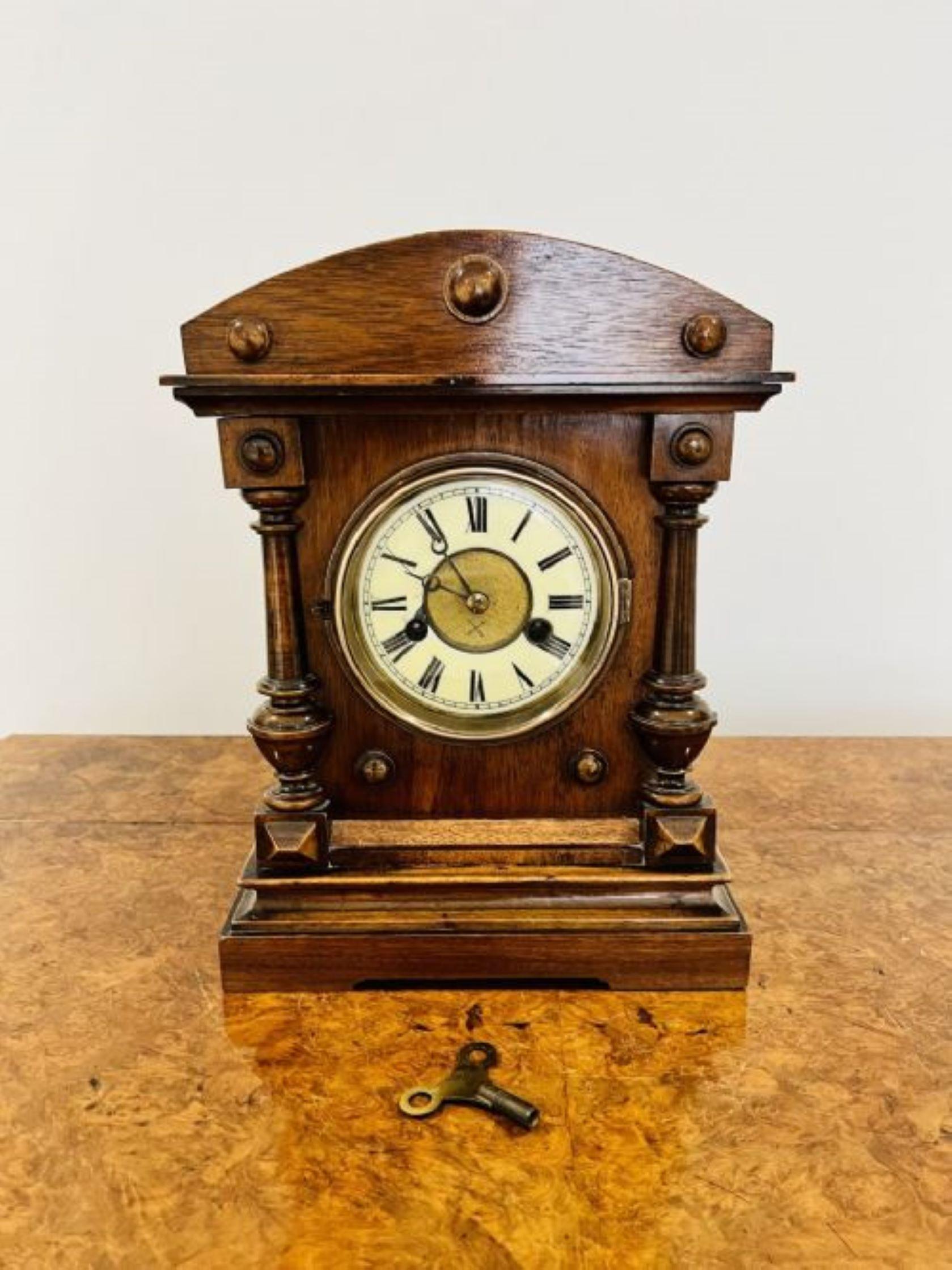Victorien Ancienne horloge de manteau victorienne en noyer  en vente