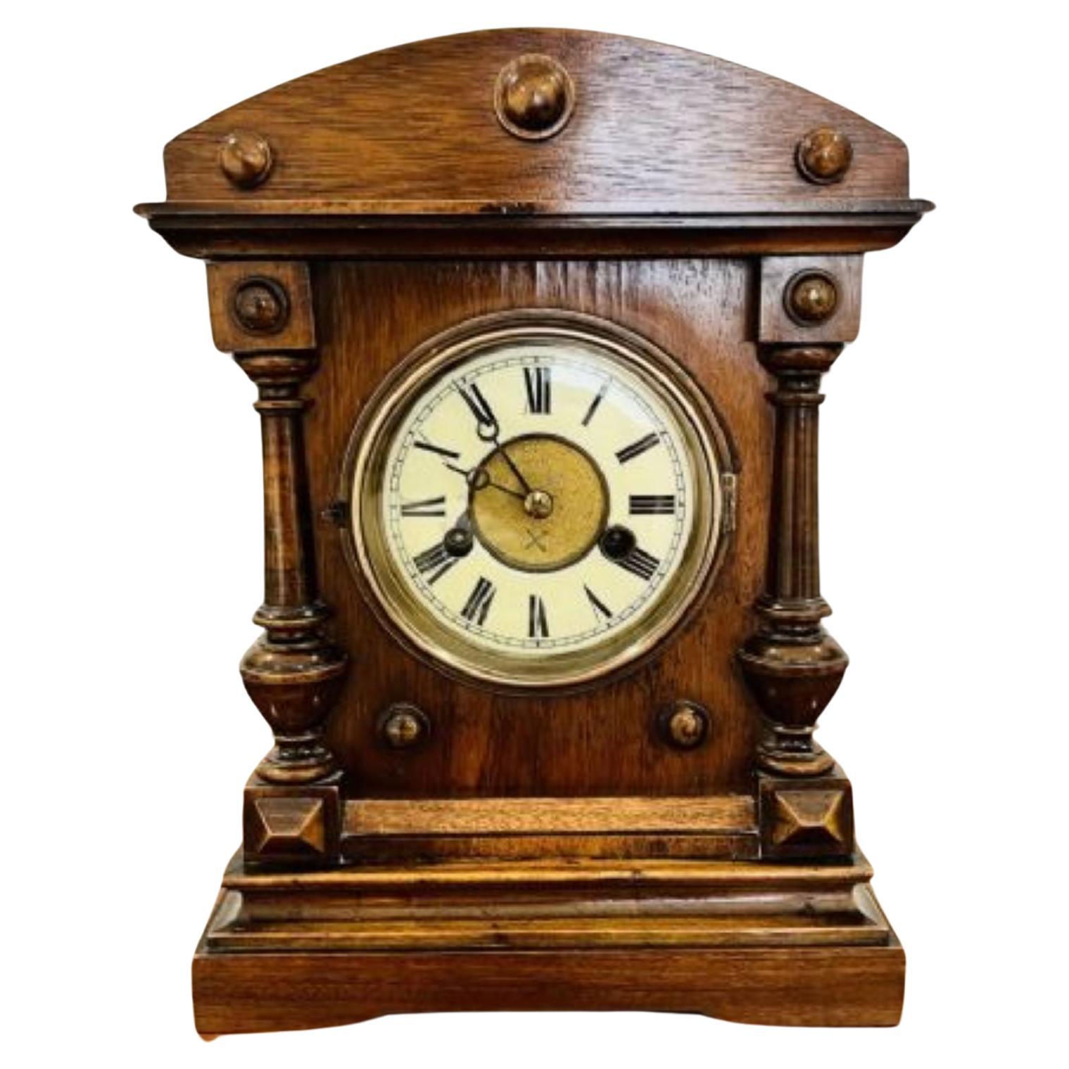 Ancienne horloge de manteau victorienne en noyer  en vente