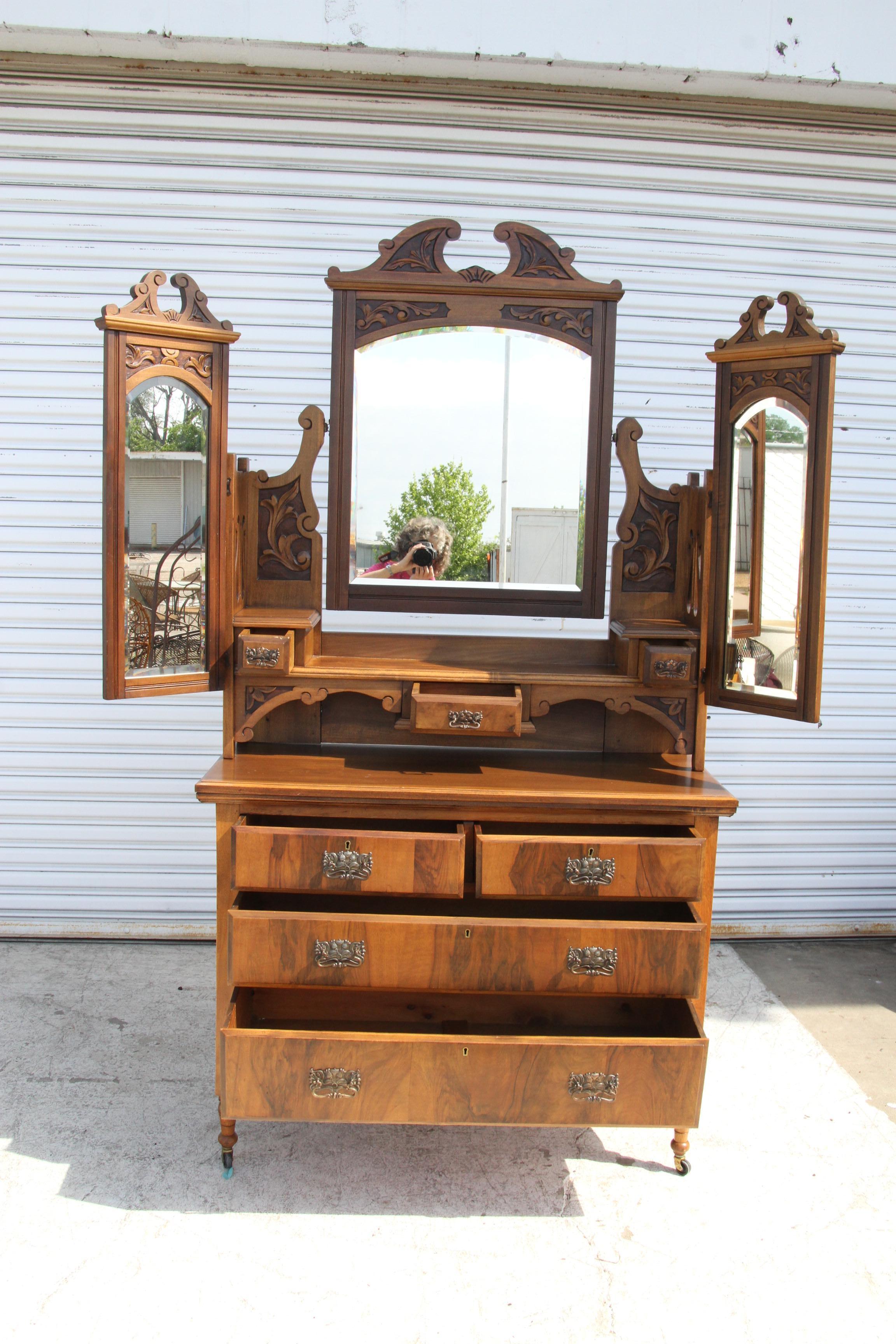 Antique Victorian Walnut Mirrored Vanity Dresser In Good Condition For Sale In Pasadena, TX
