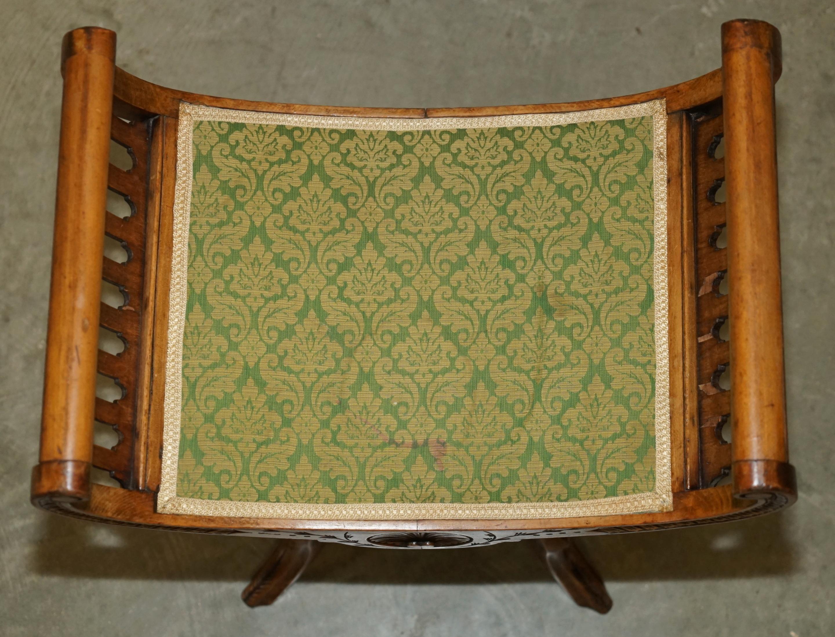 ANTIQUE ViCTORIAN WALNUT MUSIC DRESSING TABLE STOOL DECORATIVE BASE CURved SEAT (Hochviktorianisch) im Angebot