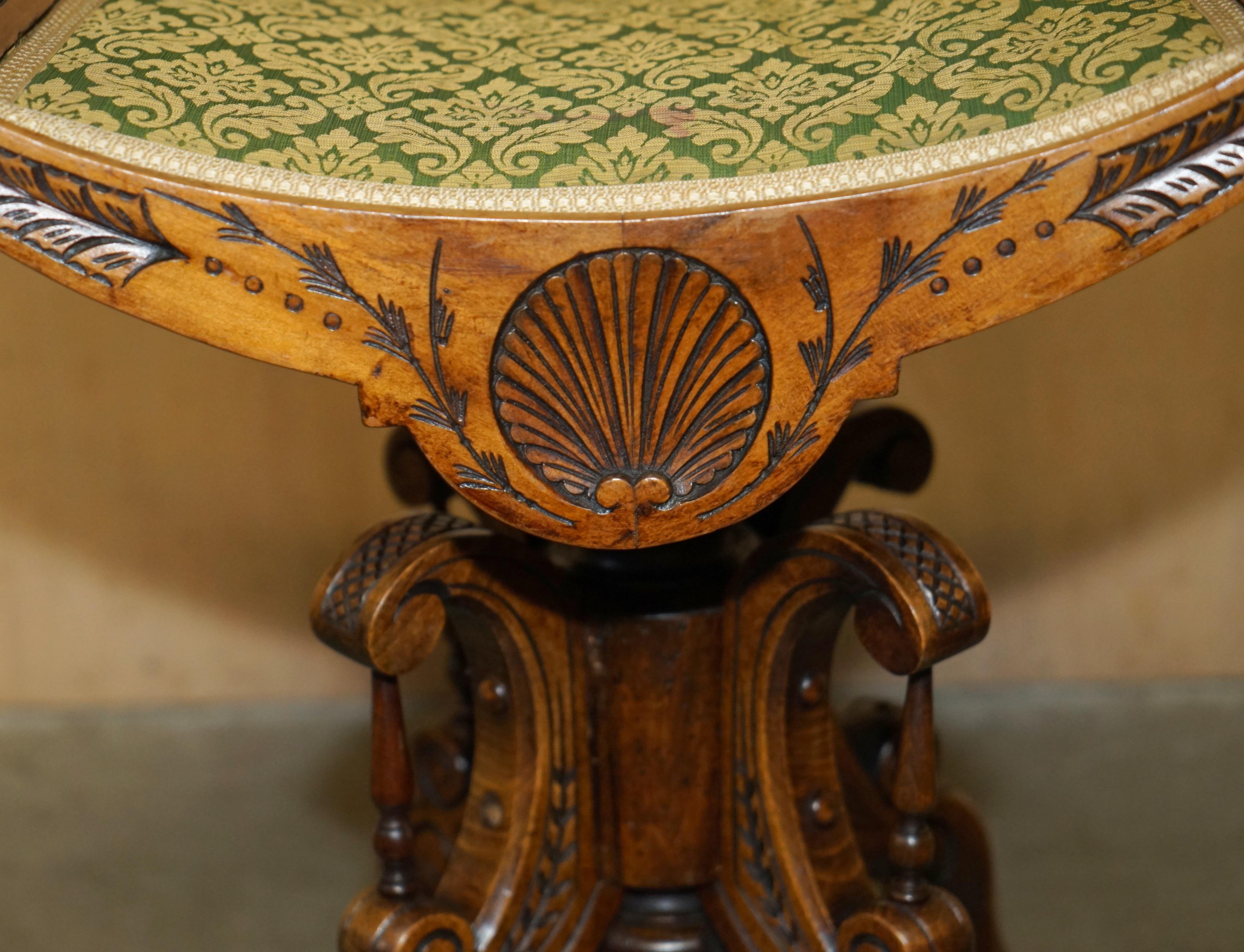 Fin du XIXe siècle ViCtorian WALNUT MUSIC DRESSING TABLE STOOL DECORATIVE BASE CURVED SEAT ANTIQUE en vente