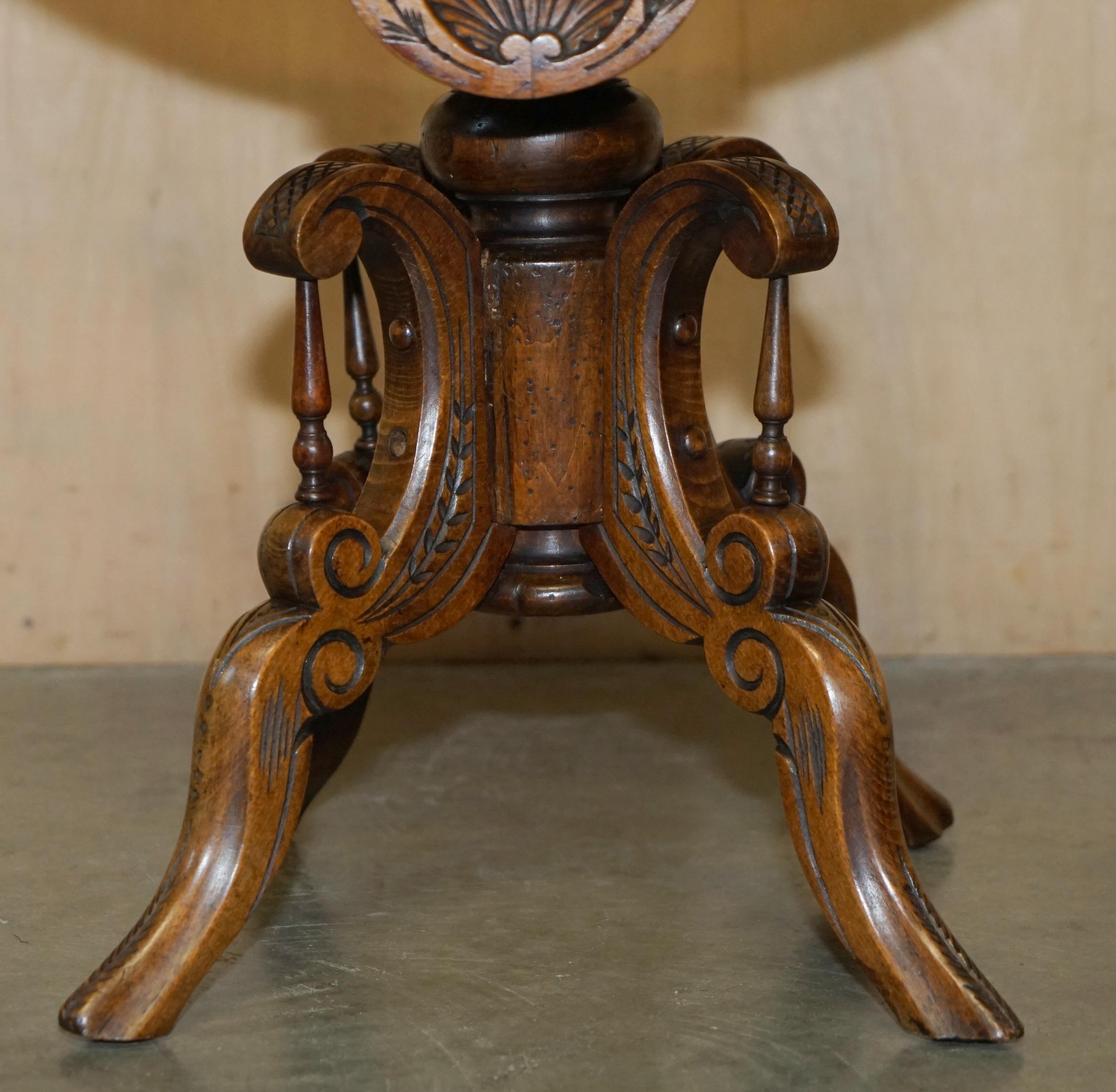 Fin du XIXe siècle ViCtorian WALNUT MUSIC DRESSING TABLE STOOL DECORATIVE BASE CURVED SEAT ANTIQUE en vente