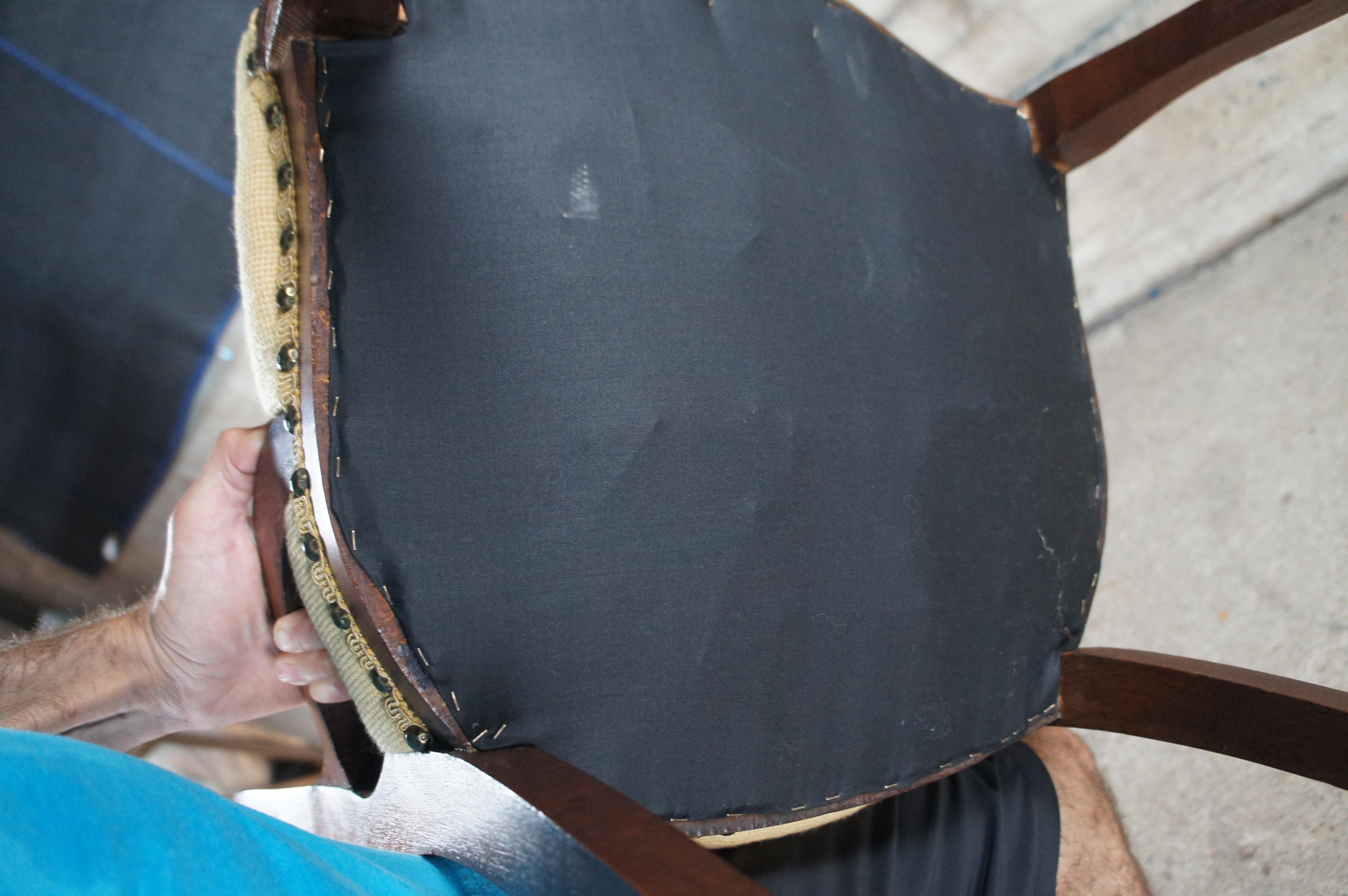 Silla auxiliar de comedor antigua victoriana de nogal con respaldo en globo en venta 6