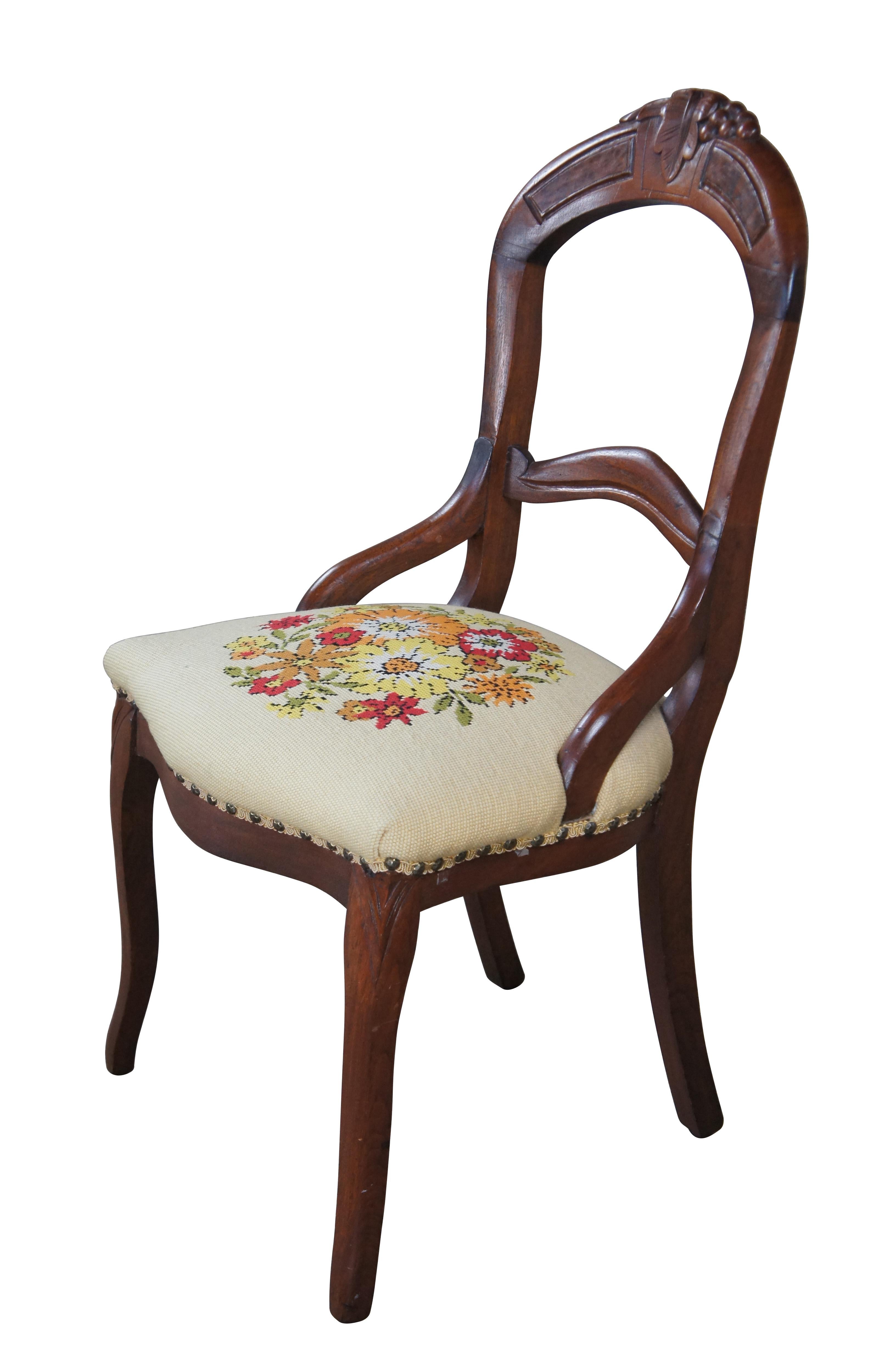Silla auxiliar de comedor antigua victoriana de nogal con respaldo en globo Victoriano en venta