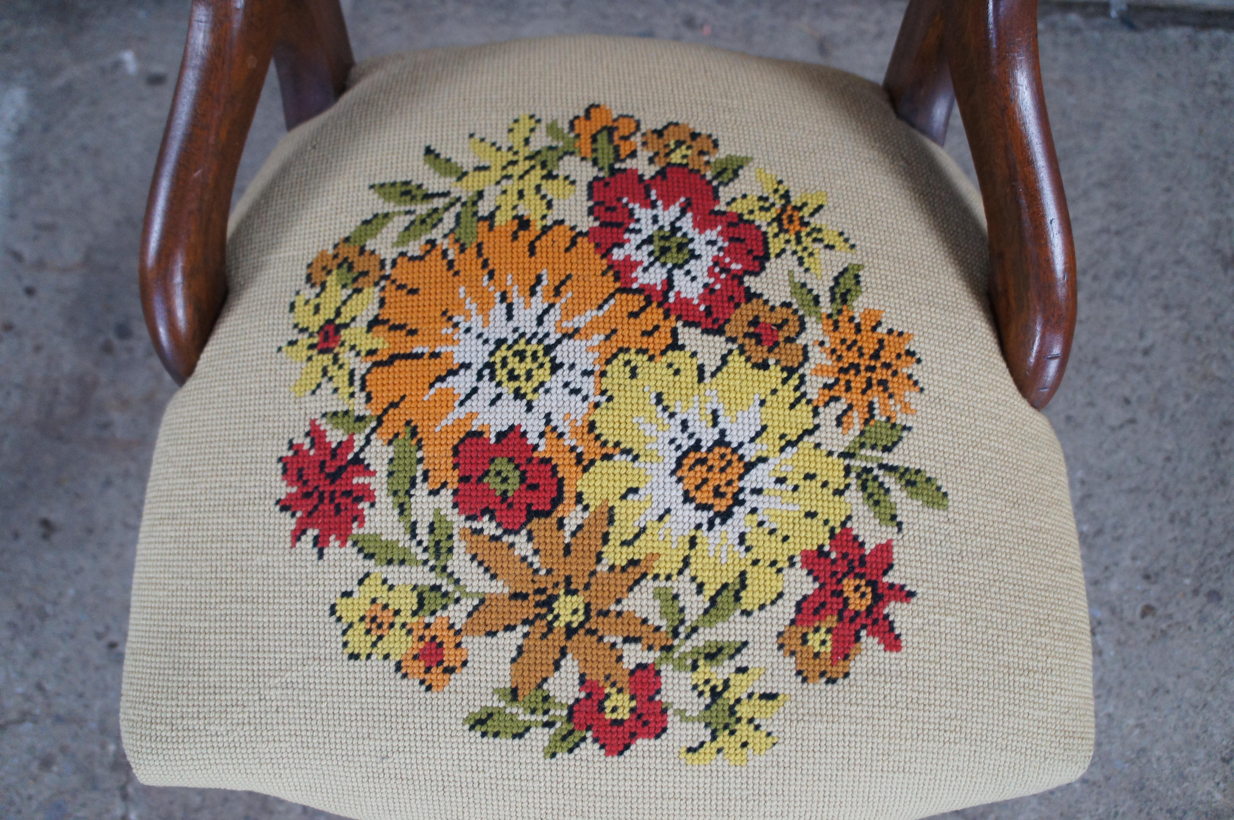Silla auxiliar de comedor antigua victoriana de nogal con respaldo en globo Textil en venta