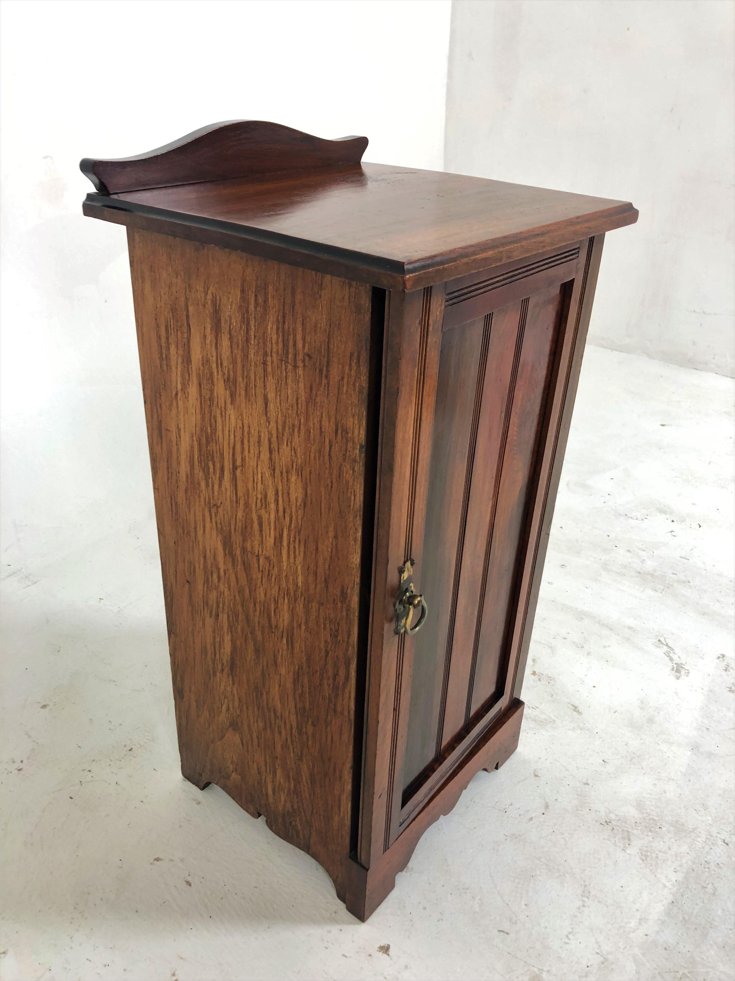 Antique Victorian walnut nightstand, bedside, lamp table, Scotland 1880, H826

Scotland 1880
Solid Walnut
Original finish
Rectangular moulded top 
Shaped pediment on the back
Single door with original brass hardware
Opens to reveal single