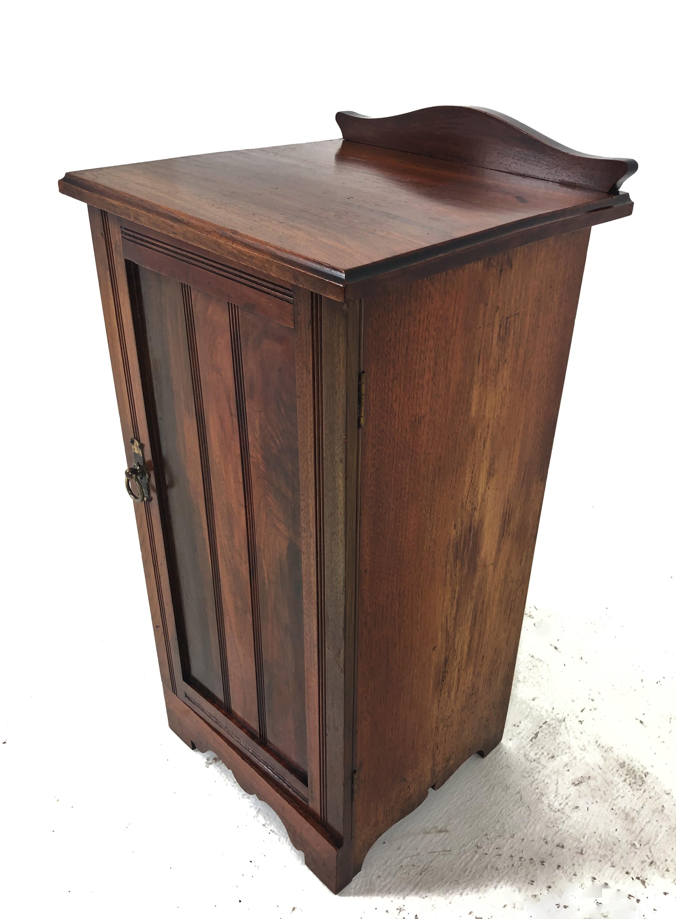 Antique Victorian Walnut Nightstand, Bedside, Lamp Table, Scotland 1880, H826 In Good Condition In Vancouver, BC