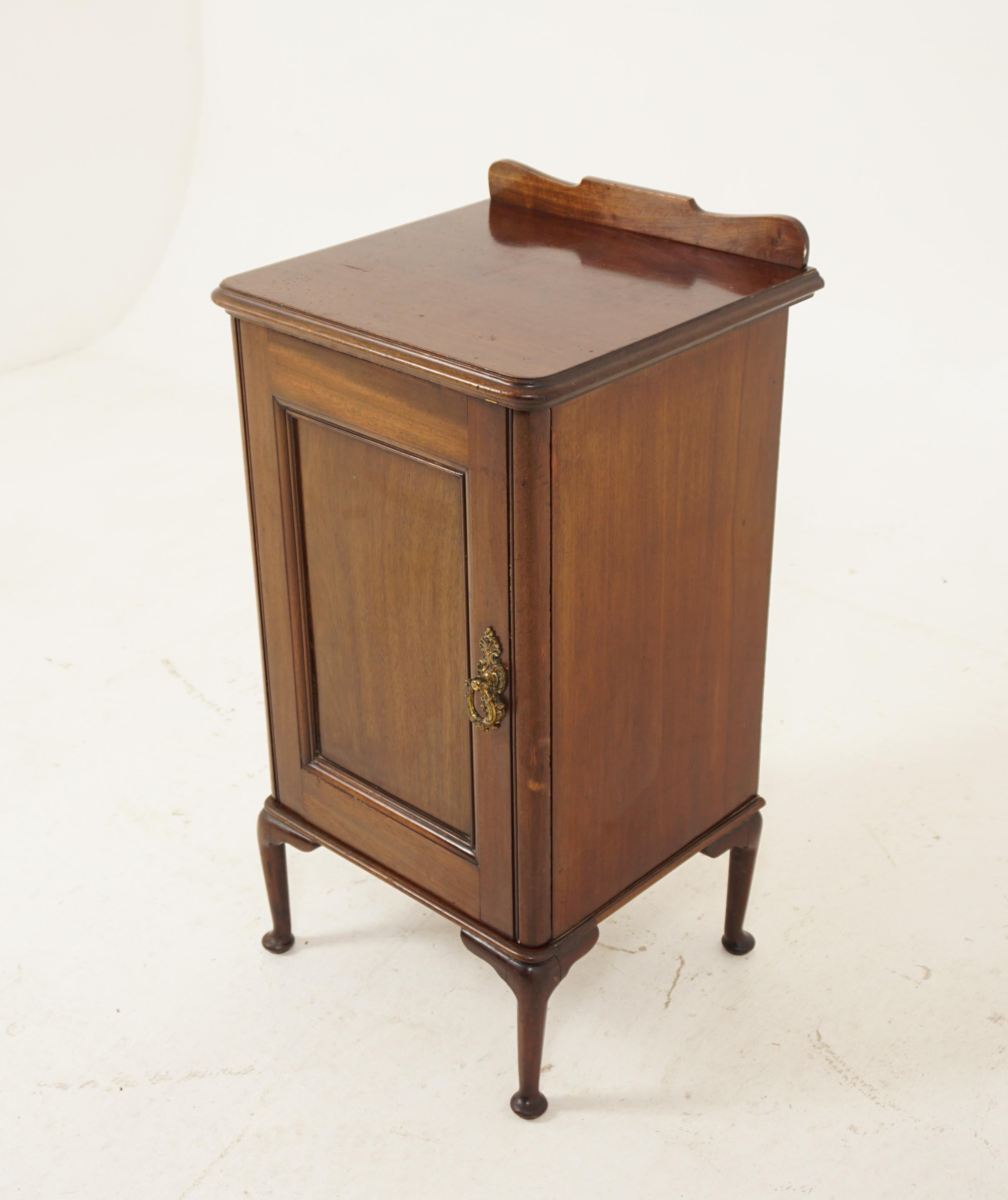 Antique Victorian Walnut Nightstand, Bedside, Lamp Table, Scotland 1900, H059

Scotland 19000
Solid Walnut
Original Finish
Rectangular top with rounded ends
Shaped pediment to the back
Single paneled door with original brass hardware
Open to reveal