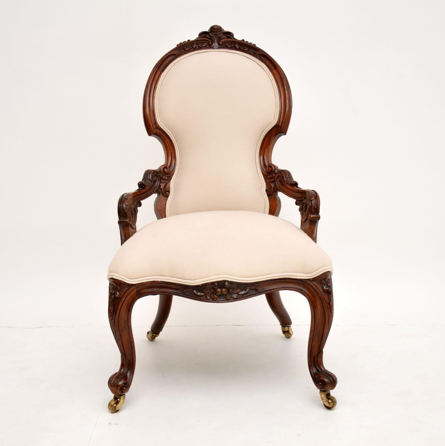A beautifully shaped antique Victorian nursing chair in solid walnut, this dates from circa 1860-1880 period. This is of superb quality and has a gorgeous design.

The solid walnut frame has wonderful carving throughout, with a beautiful warm