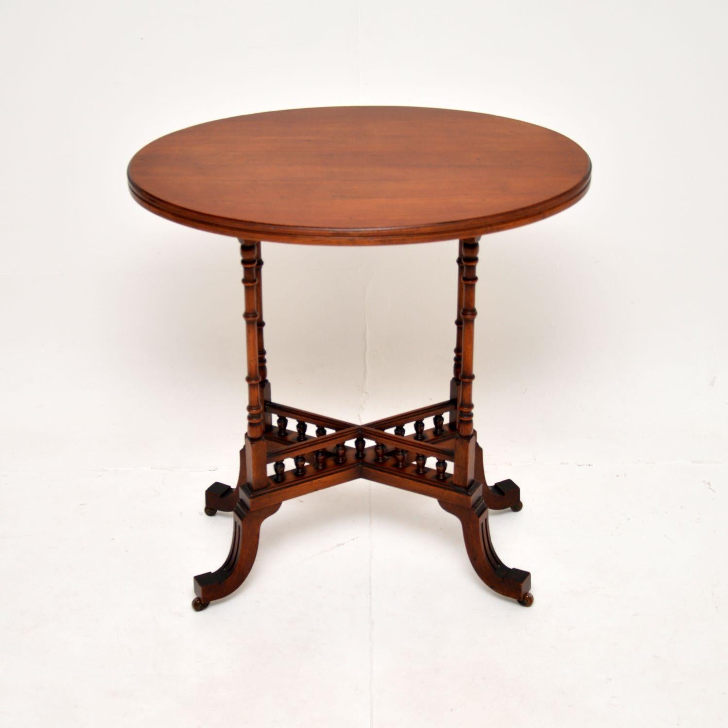 A lovely antique Victorian walnut occasional side table. This was made in England, it dates from around the 1870-1890 period.

It is of superb quality, solid walnut throughout and it has a wonderful design. The solid walnut oval top sits on