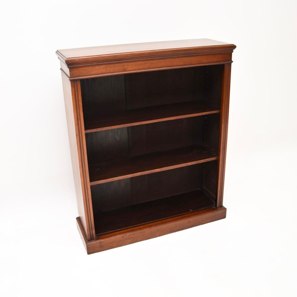 A smart and beautifully made antique Victorian walnut open bookcase. This was made in England, it dates from around the 1880-1900 period.

It is a useful size and has a lovely, warm colour tone. There are two adjustable shelves that rest on shark