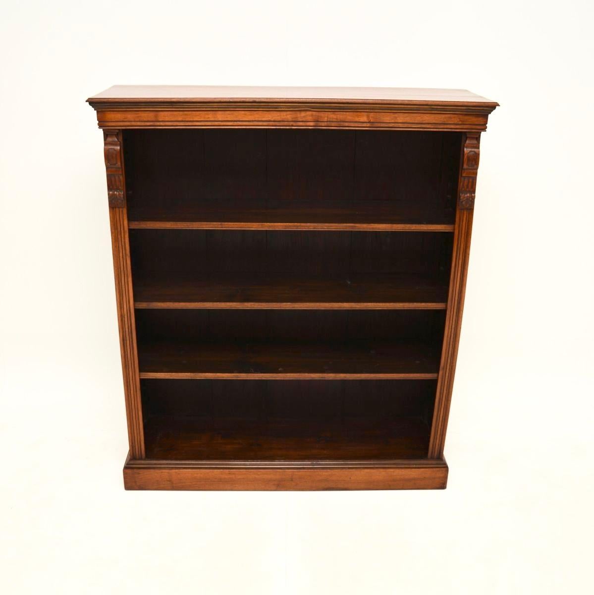 A smart and very well made antique Victorian walnut open bookcase. This was made in England, it dates from around the 1860-1880 period.

The quality is great, this sits on a plinth base, with adjustable shelves and lovely carved corbels beneath the