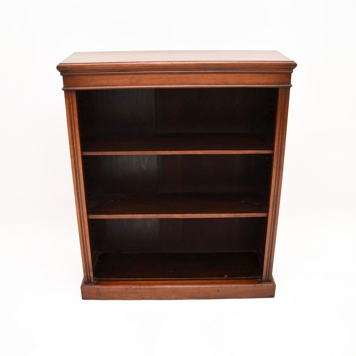 Antique Victorian Walnut Open Bookcase In Good Condition In London, GB