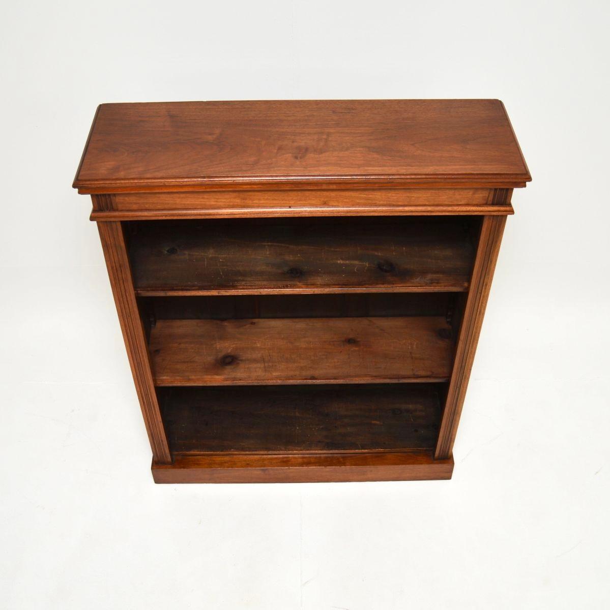 Antique Victorian Walnut Open Bookcase In Good Condition For Sale In London, GB