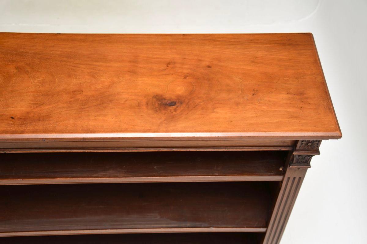 Antiker viktorianischer Nussbaum offener Bücherschrank (Spätes 19. Jahrhundert)