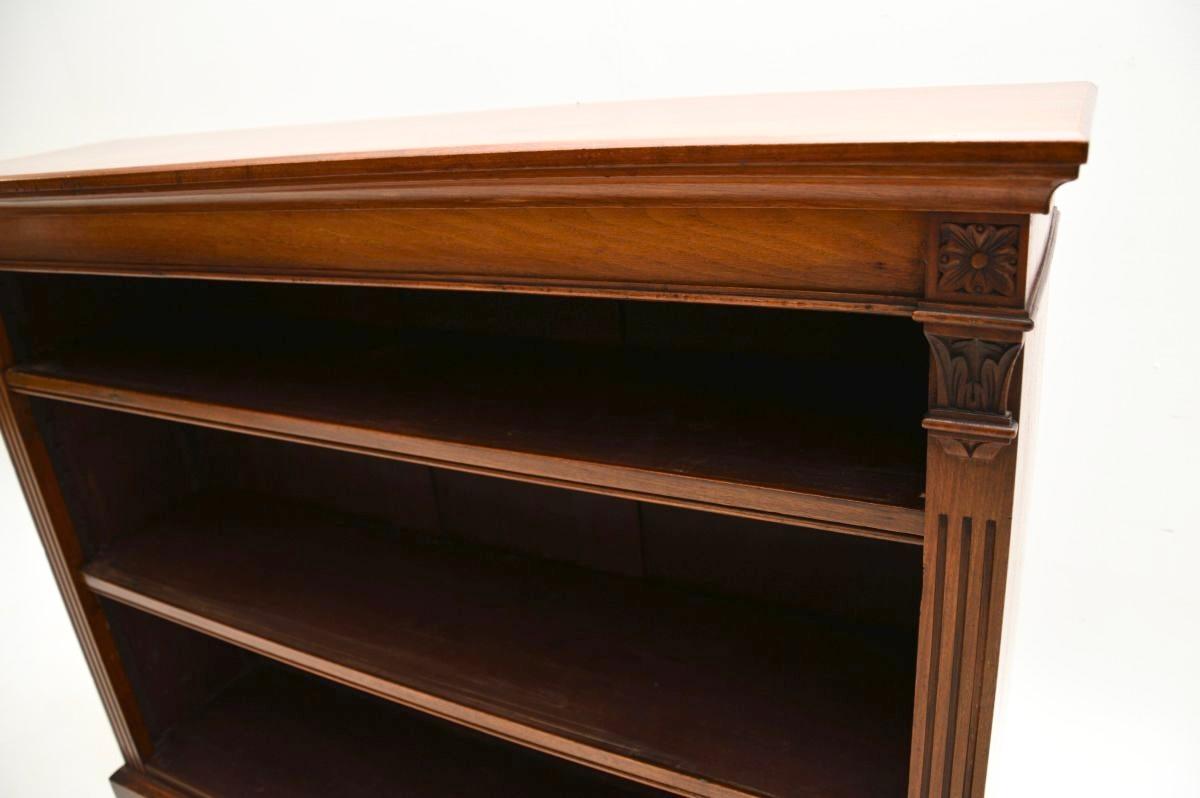 Antiker viktorianischer Nussbaum offener Bücherschrank 1