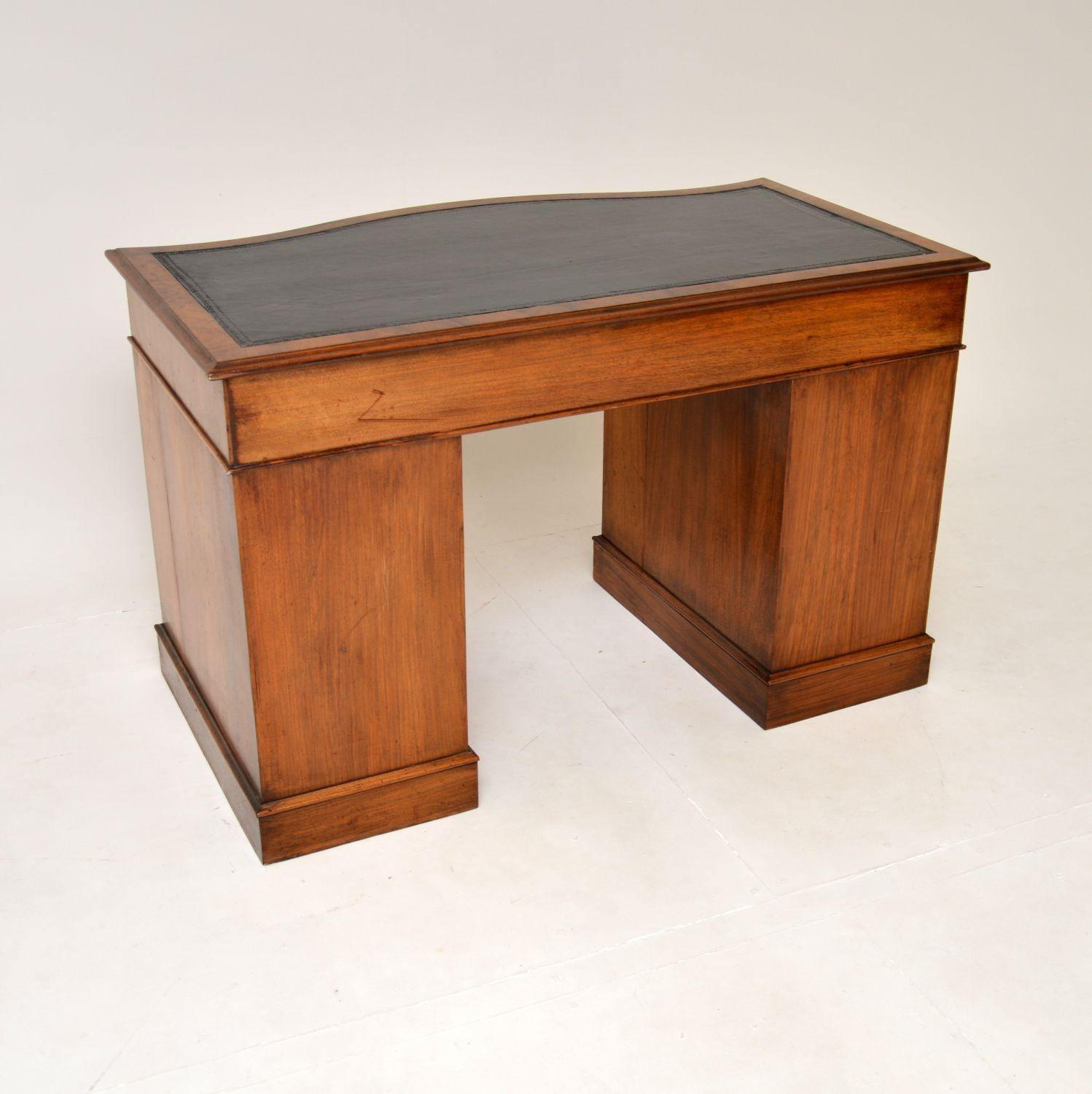 Antique Victorian Walnut Pedestal Desk In Good Condition In London, GB