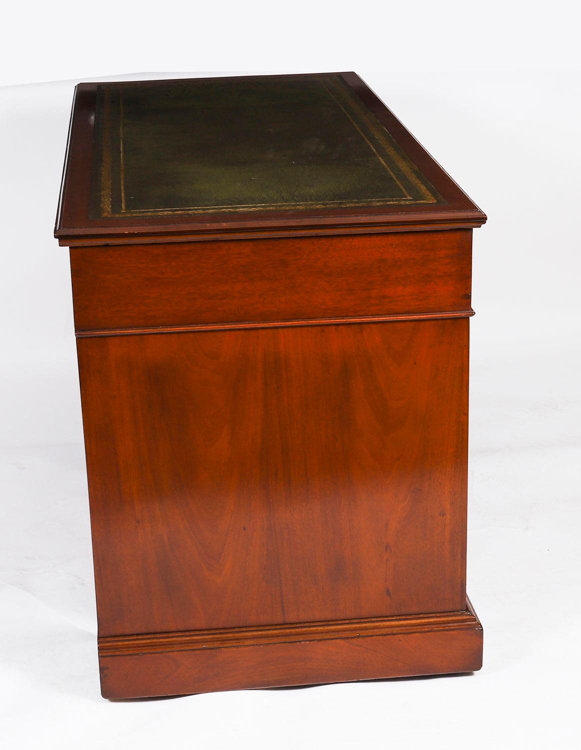 Ancien bureau victorien à deux pieds en noyer 19ème siècle en vente 10