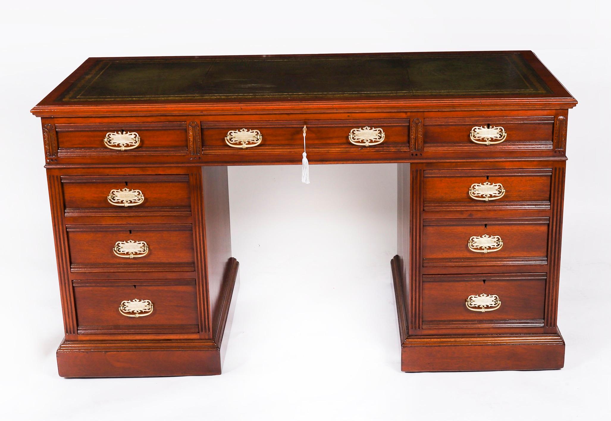 Il s'agit d'un double piédestal ancien en noyer de style victorien, datant de 1880 environ.

Il est fabriqué à partir d'un fabuleux noyer massif. Le plateau rectangulaire est doté d'une fabuleuse surface d'écriture en cuir vert estampé à l'or