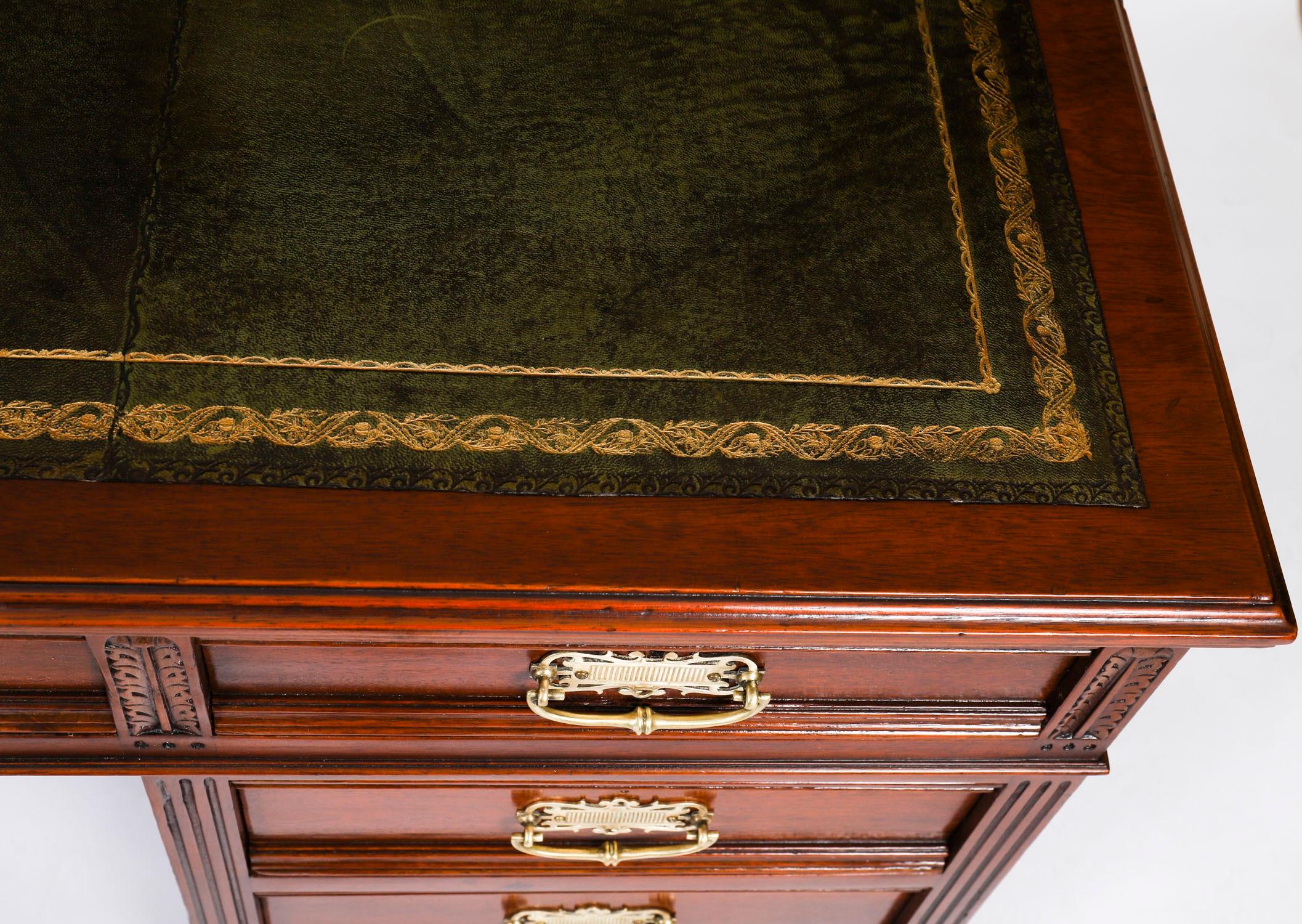 Anglais Ancien bureau victorien à deux pieds en noyer 19ème siècle en vente