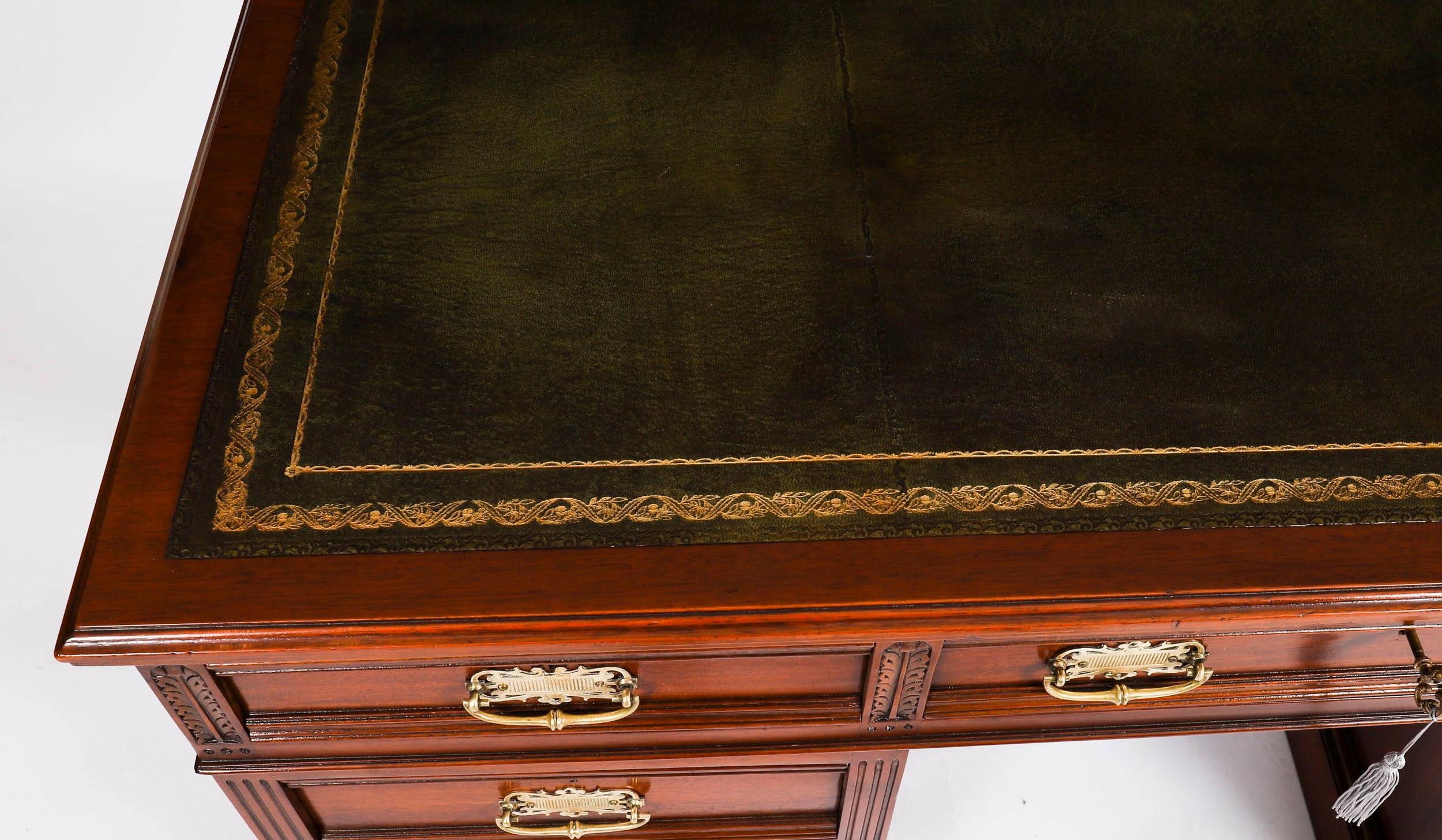 Fin du XIXe siècle Ancien bureau victorien à deux pieds en noyer 19ème siècle en vente