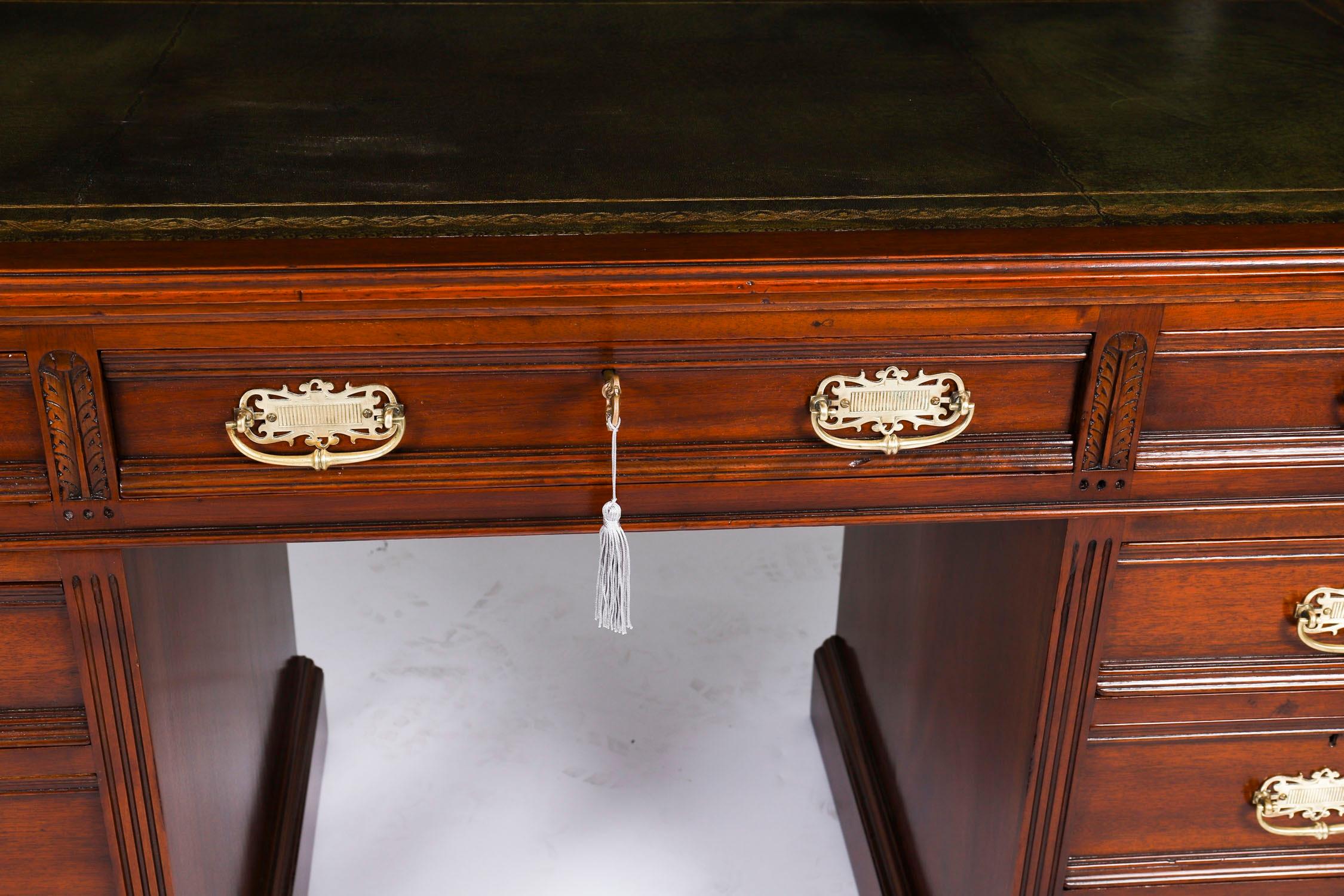 Noyer Ancien bureau victorien à deux pieds en noyer 19ème siècle en vente